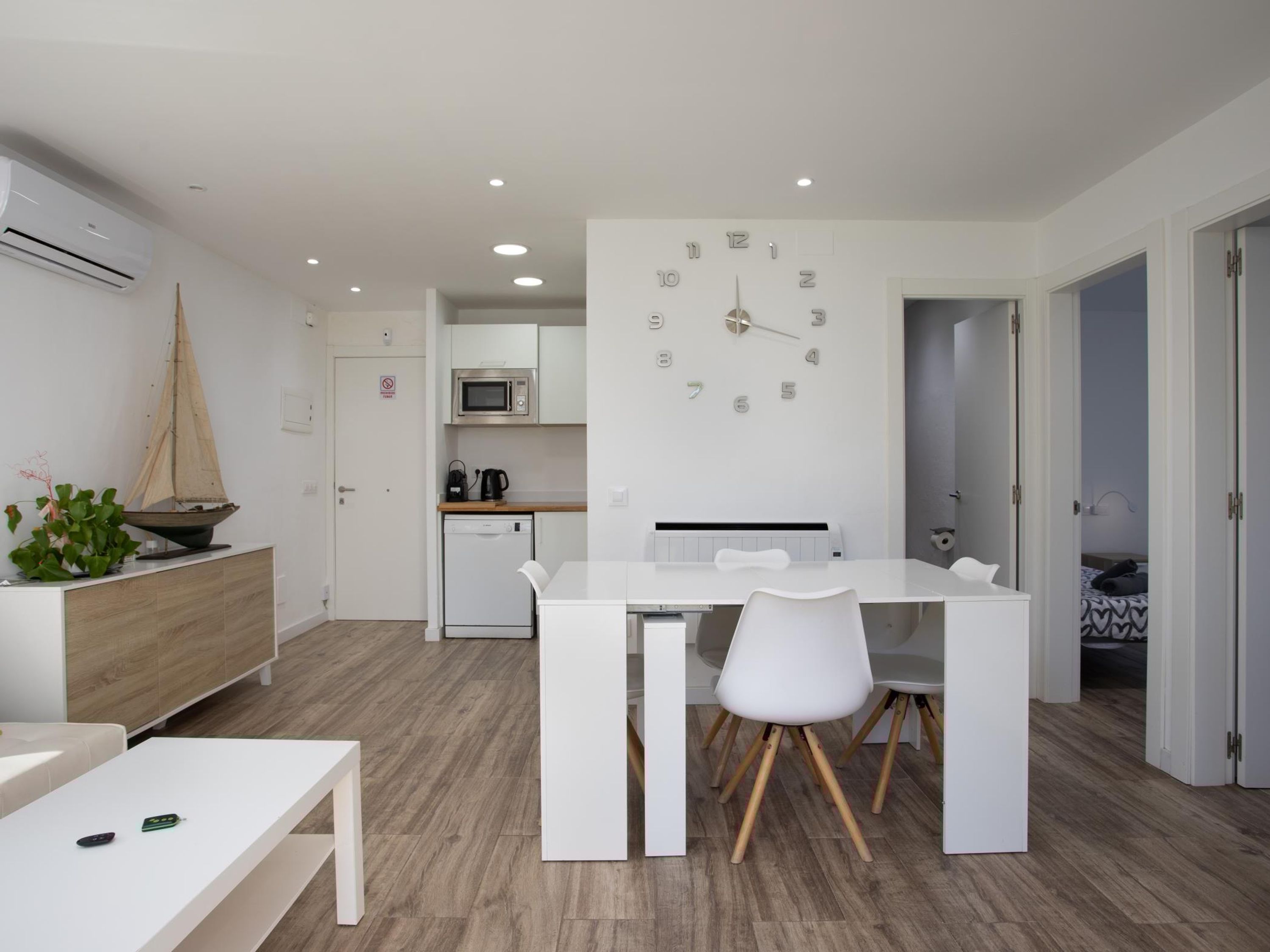 Apartament amb piscina i parquing.Baixos amb jardí