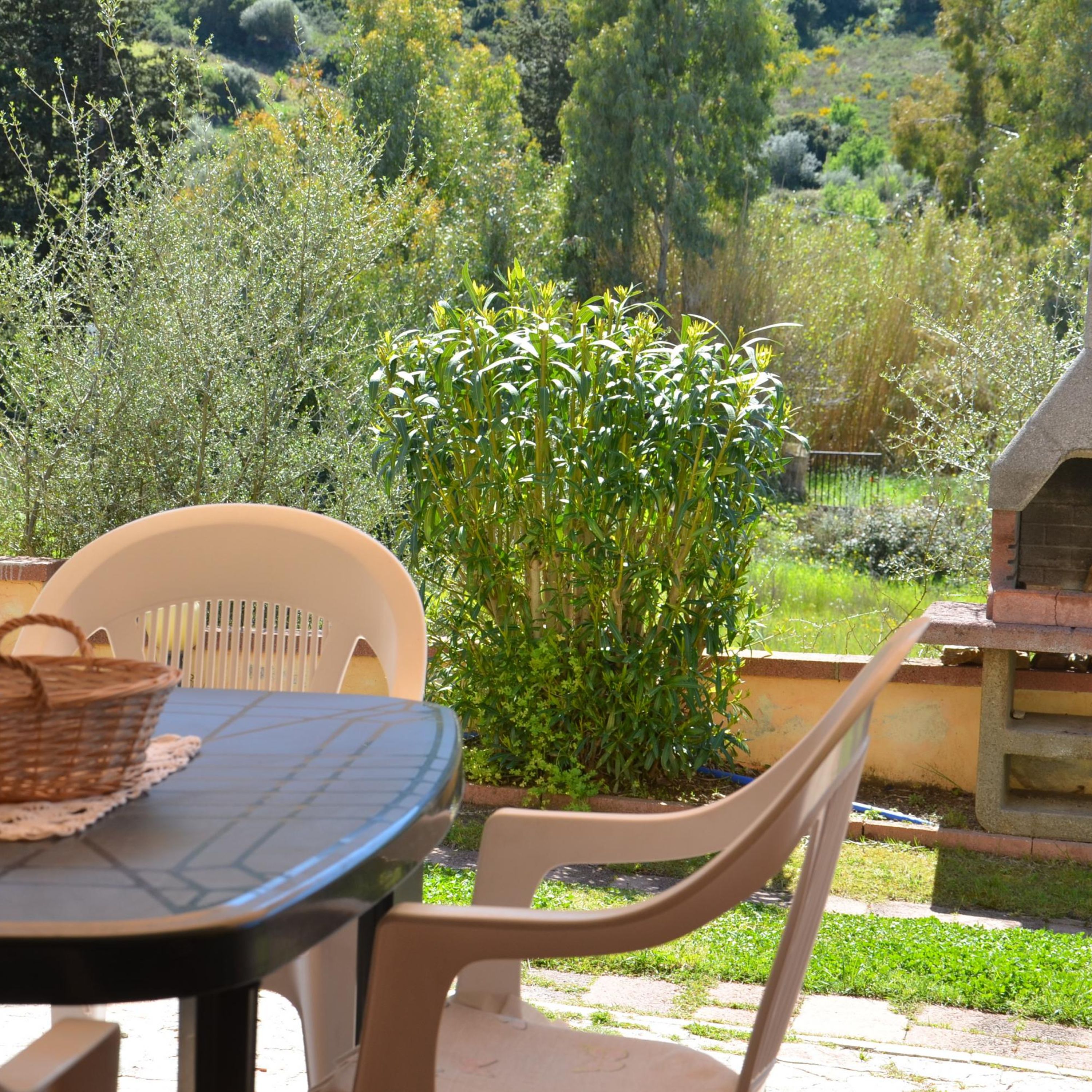 Villetta con giardino in contesto riservato non lontana dal mare-bel01