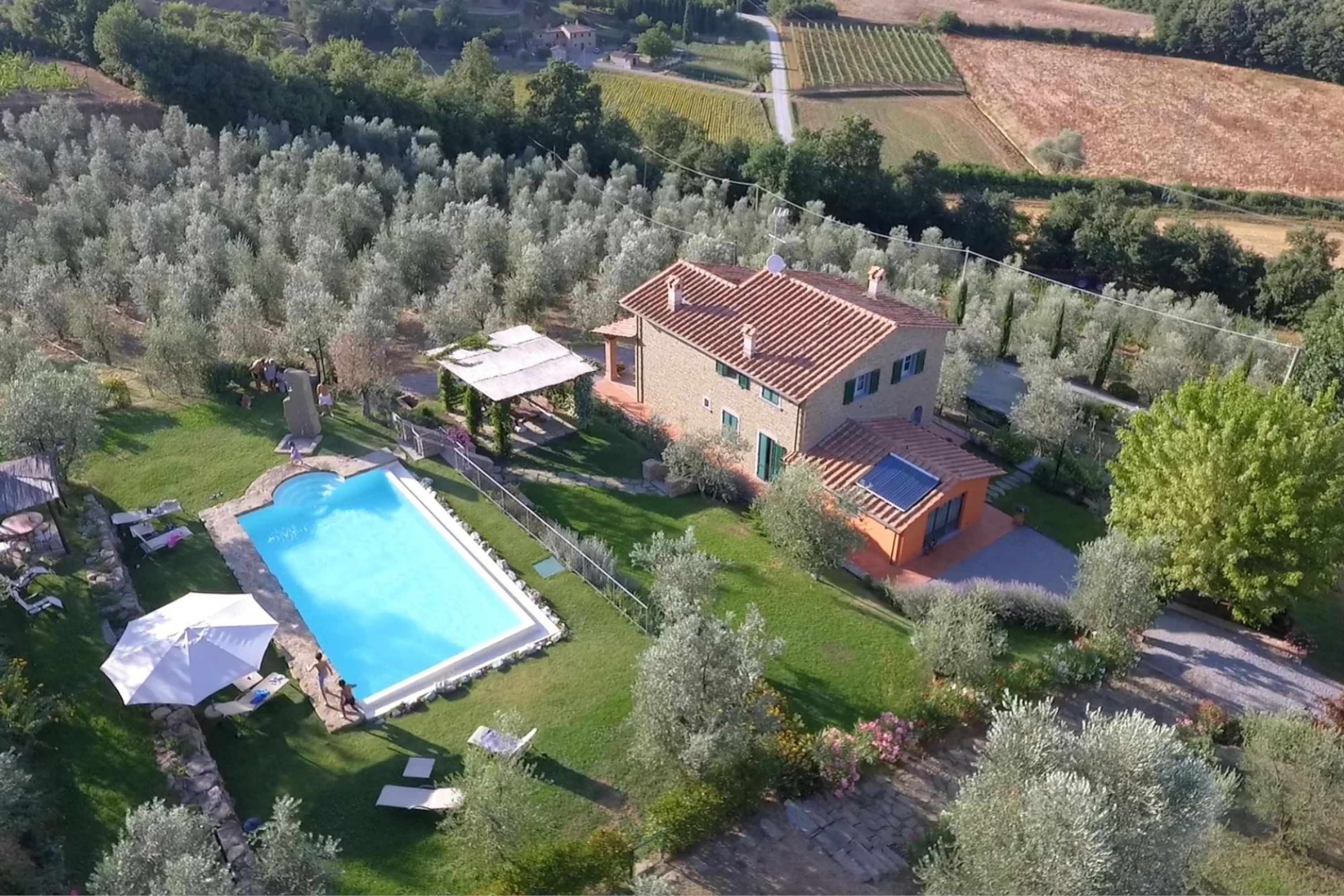 Bella villa da 8 posti letto con giardino e piscina privata-VILLA AGRIROSA