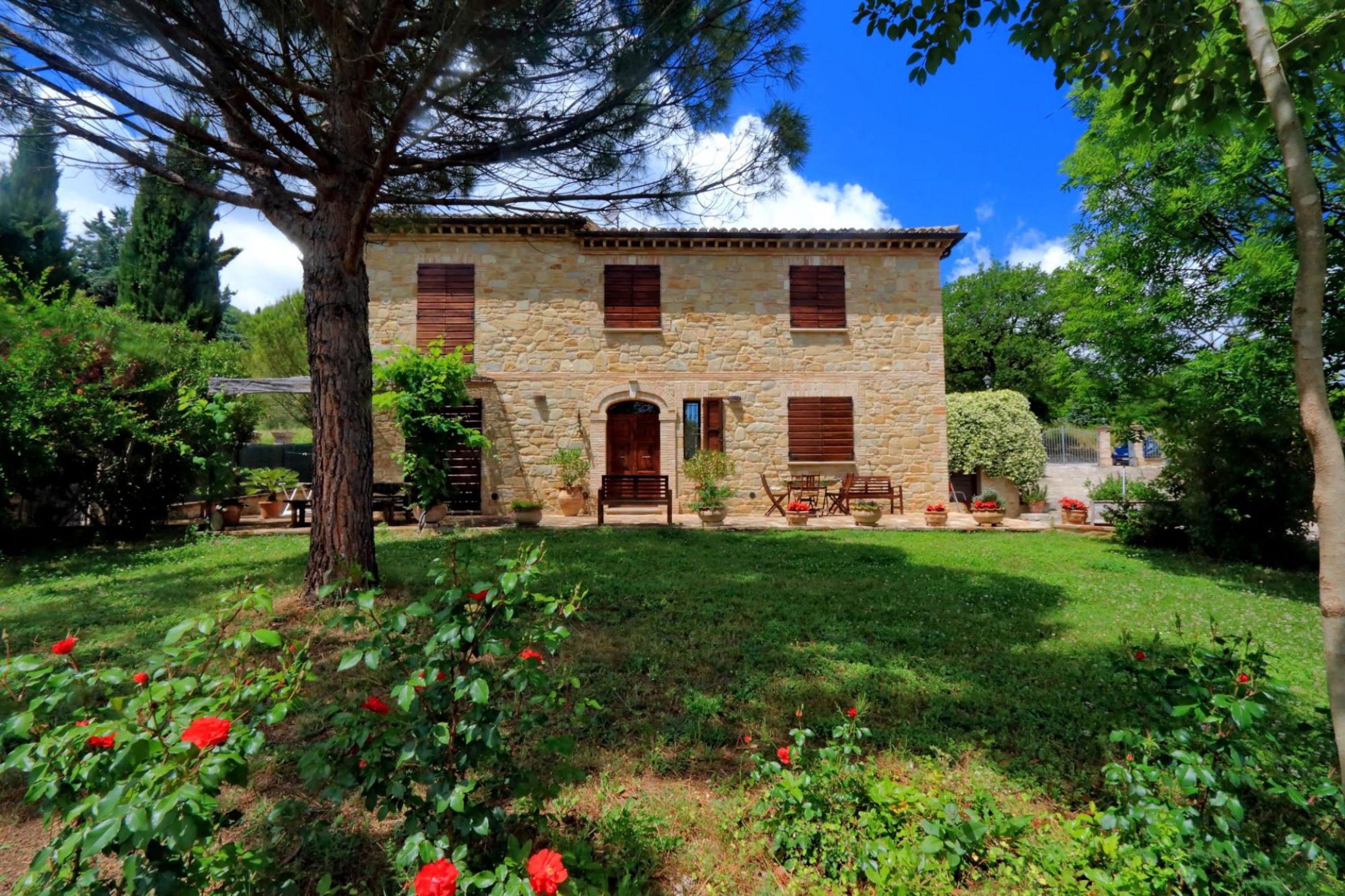 Lasciatevi incantare dalla vista della piscina! Una casa ben ristrutturata con giardino, comfort...e l-Villa Colle Bello