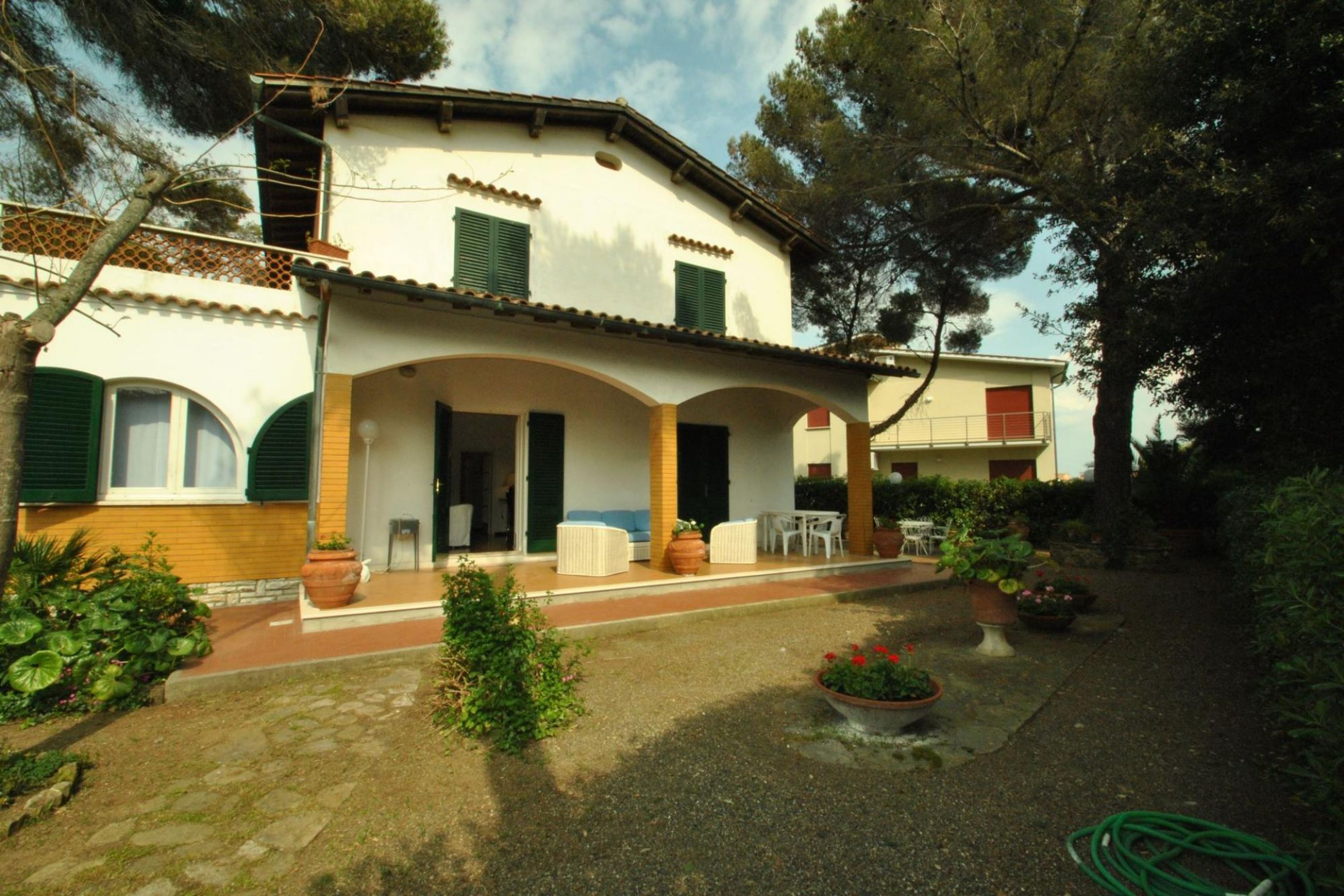 Appartamento al piano terra in villa con ampio giardino, a 30 metri dal mare. 3 camere da letto. Parcheggio.-AS 11