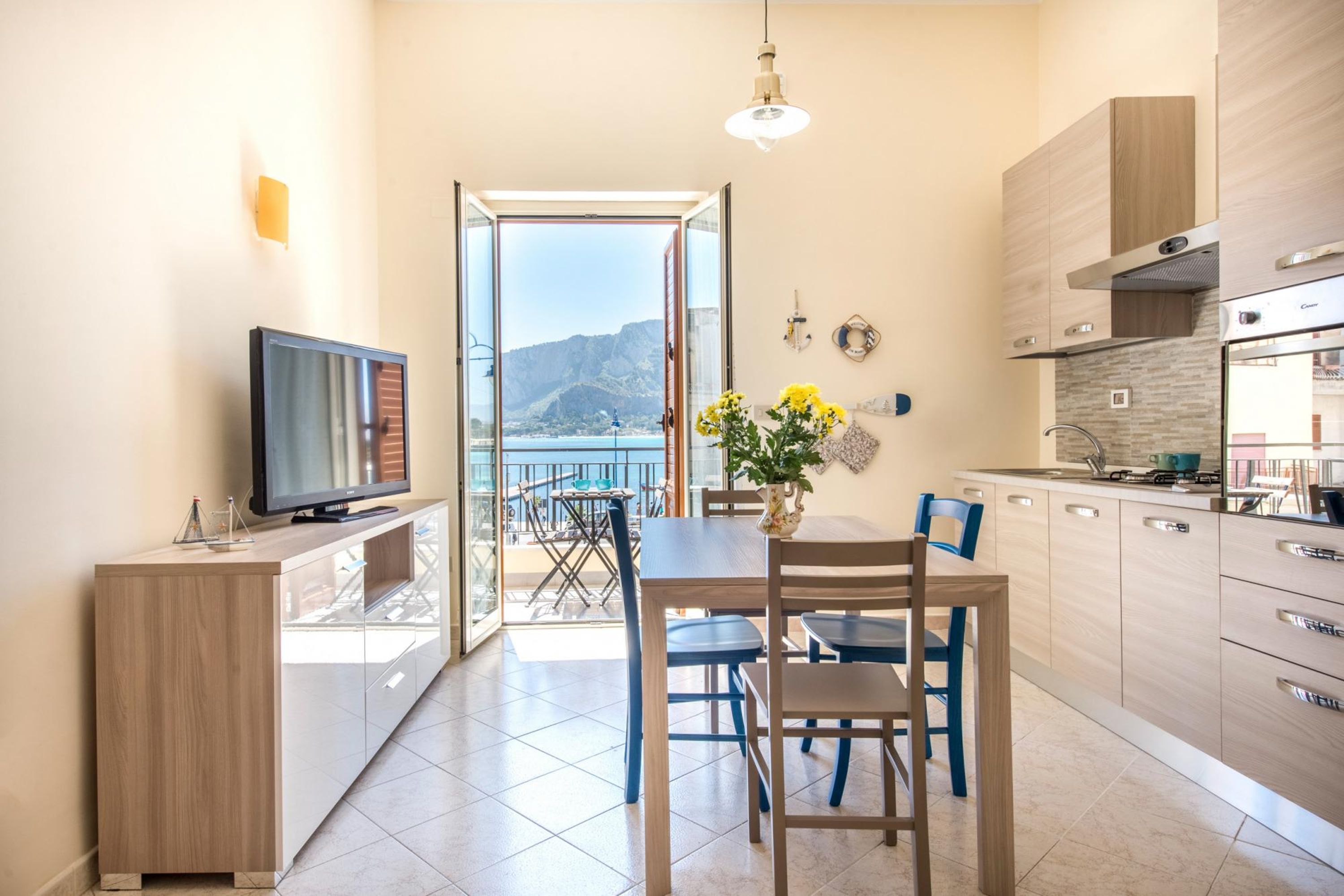 Casetta vista mare in piazza a Mondello by Wonderful Italy