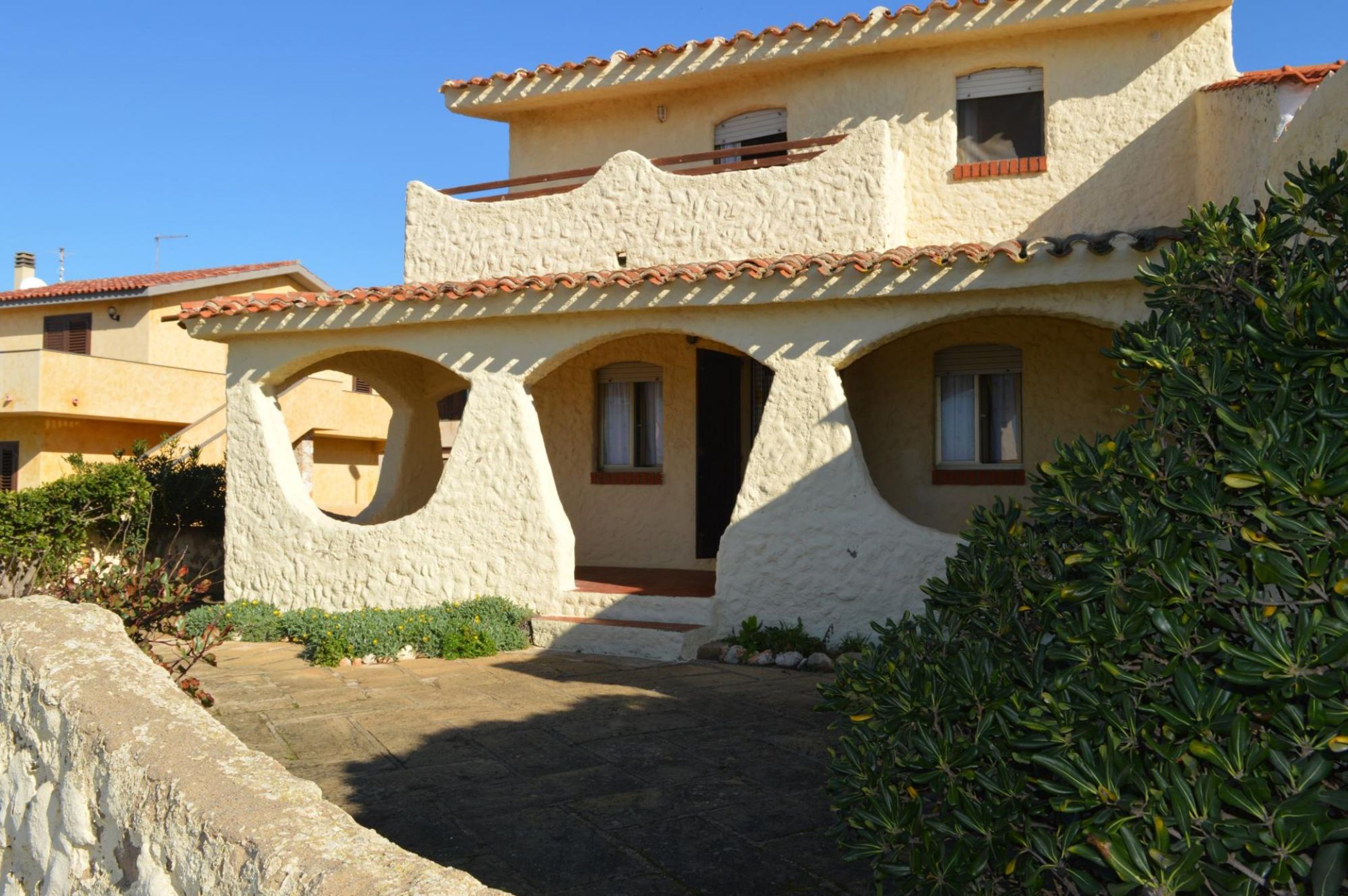 Casa a 20 metri dalla riva del mare con una splendida vista sul mare dal balcone del soggiorno-Casa Scoada