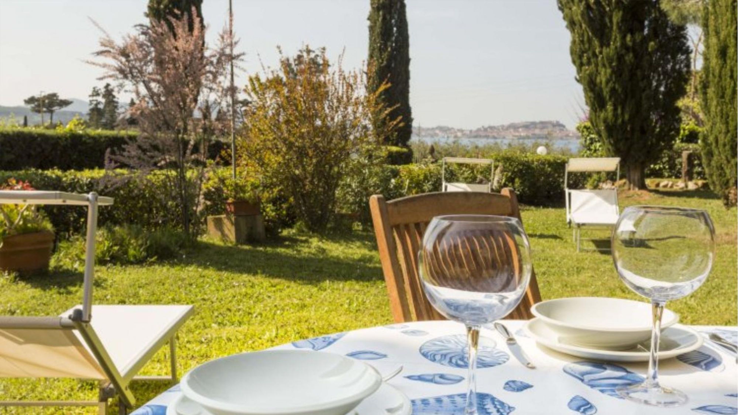 Villa Lilla immersed in the greenery, overlooking the sea, a few steps from the beach-VILLA LILLA