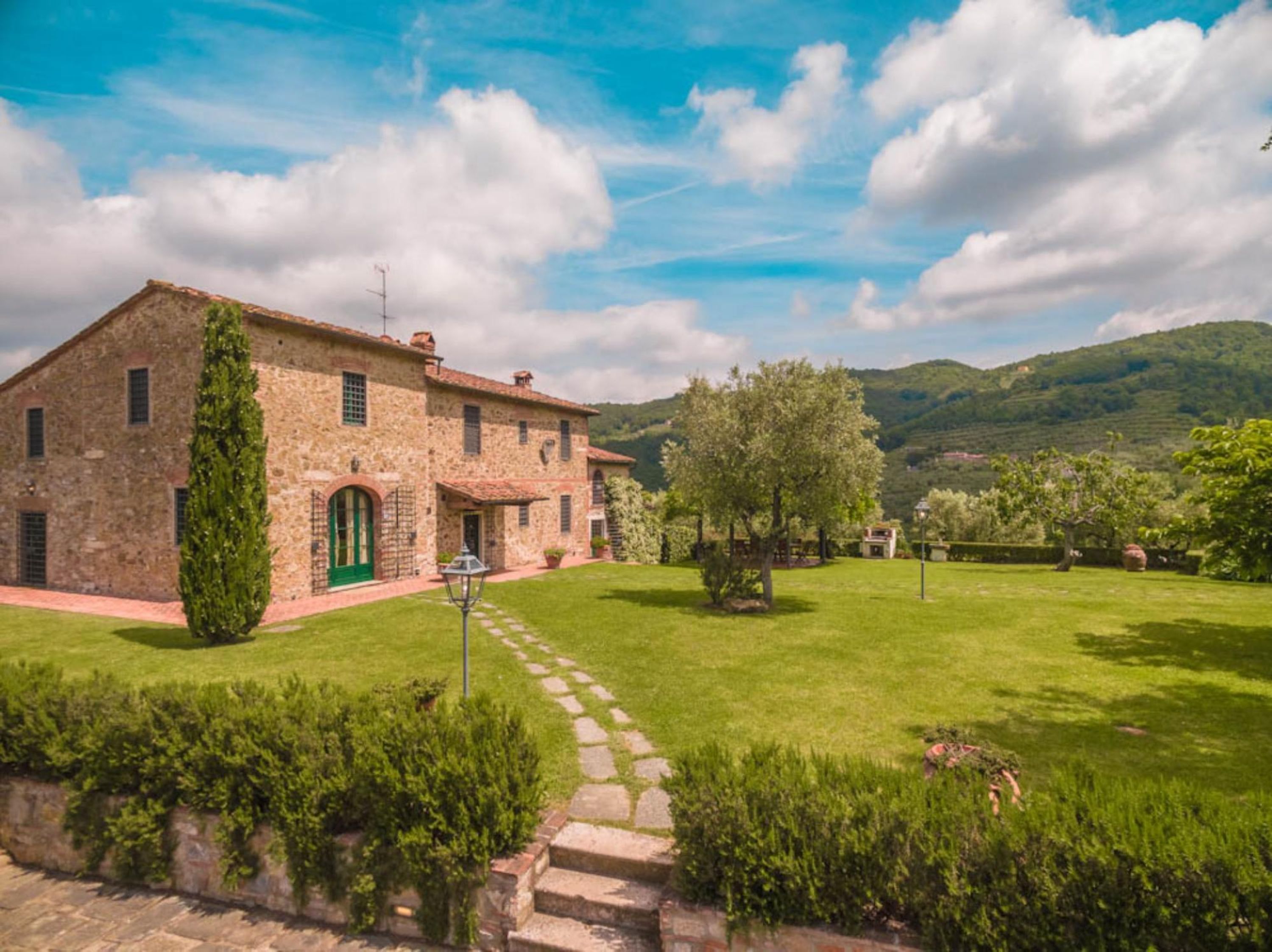 Villa Roncosi, splendida villa con 15 posti letto e vasca idromassaggio-VILLA RONCOSI