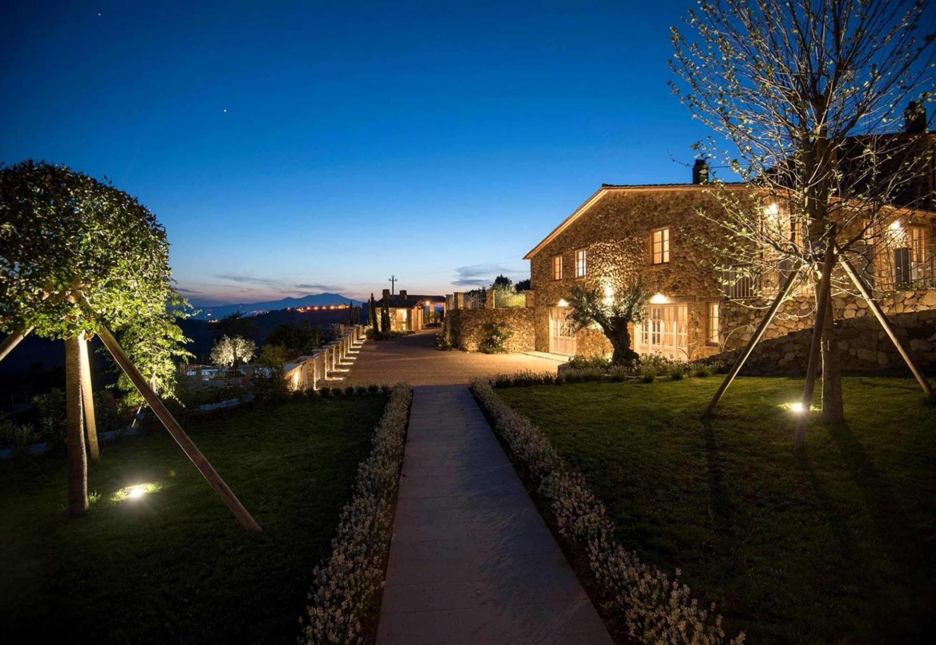 Splendida Villa con grande giardino mediterraneo.  Piscina, idromassaggio riscaldato, laghetto da pesca-VILLA RUFENO