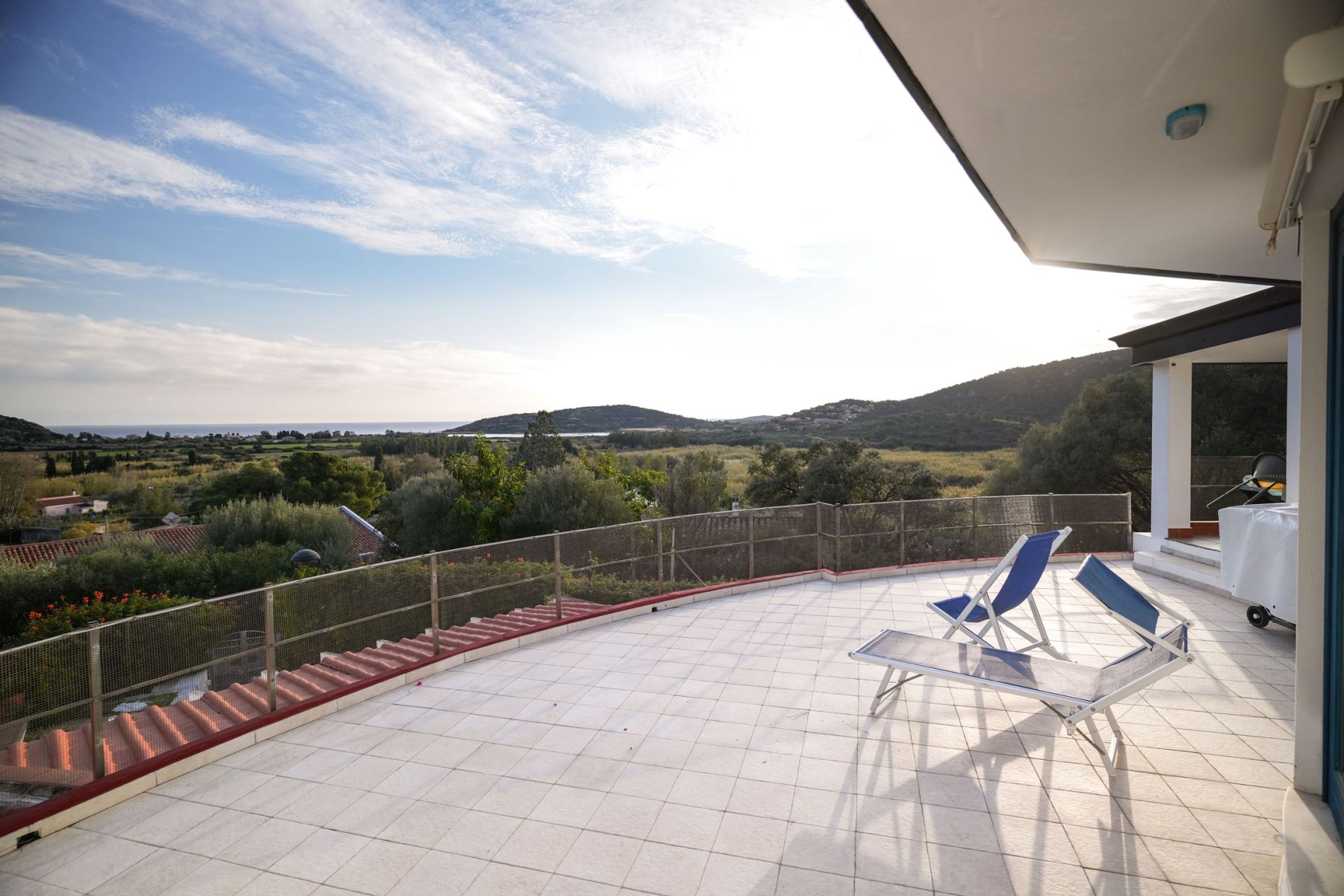 Casa Chia Alice con vista mare è una villetta a schiera con una spettacolare vista mare sul mare della Chia-Casa ALICE