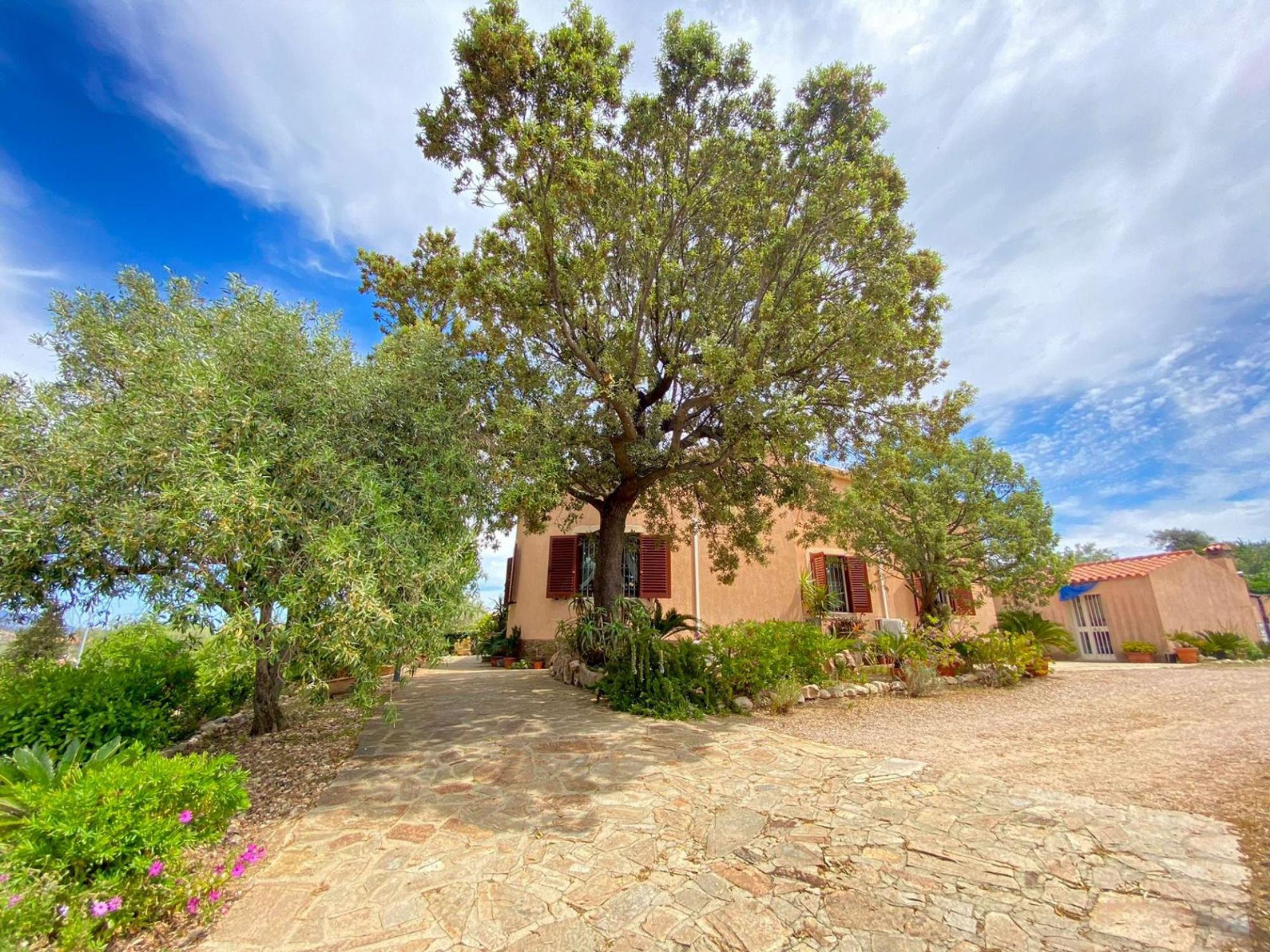 Villa singola a 5 minuti dalla spiaggia della Cinta e dal centro di San Teodoro-Villa Fiorita