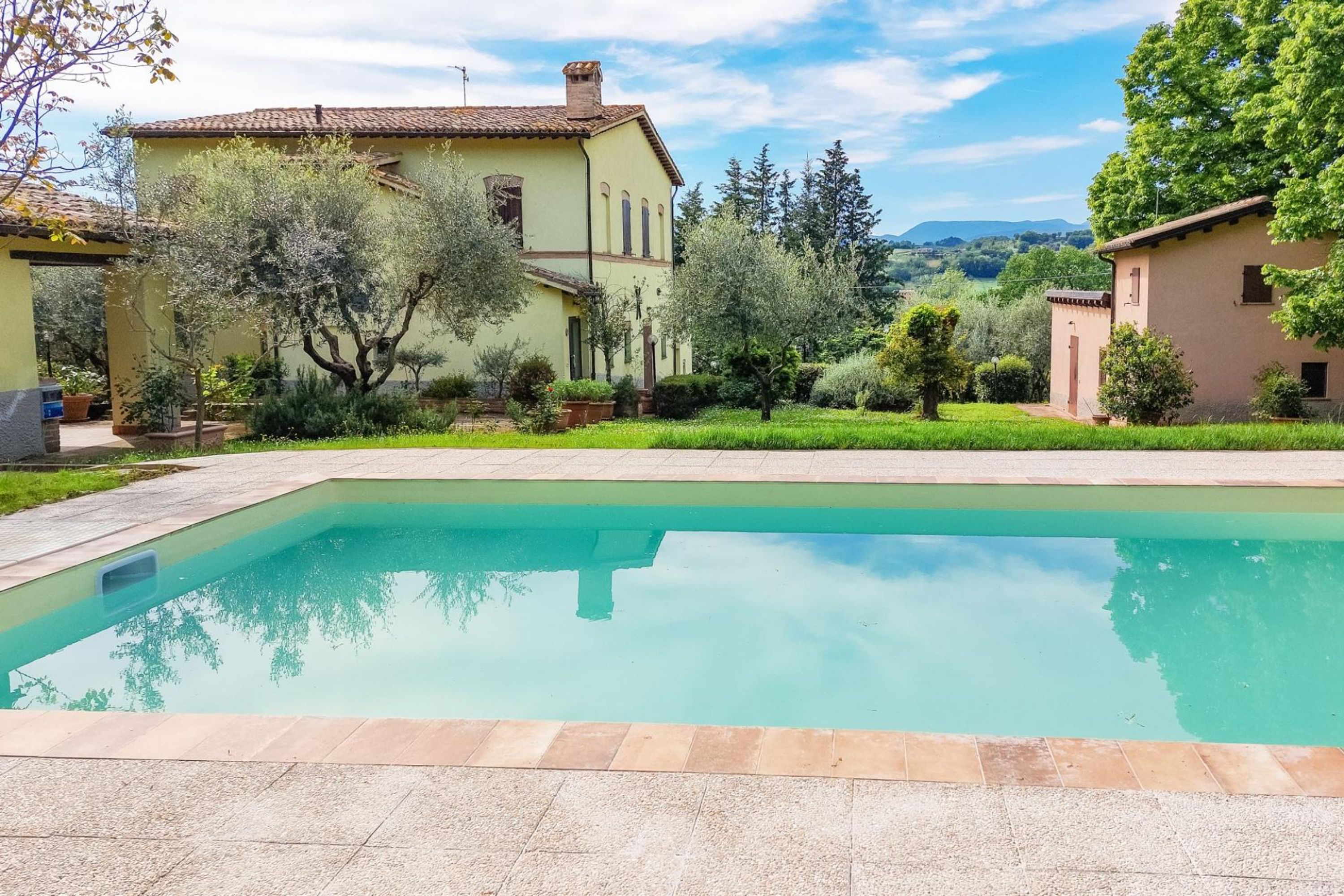 La tipica casa della regione di Le Marche circondata da una vegetazione lussureggiante, perfetta per le vacanze e il relax! -Villa Giusi