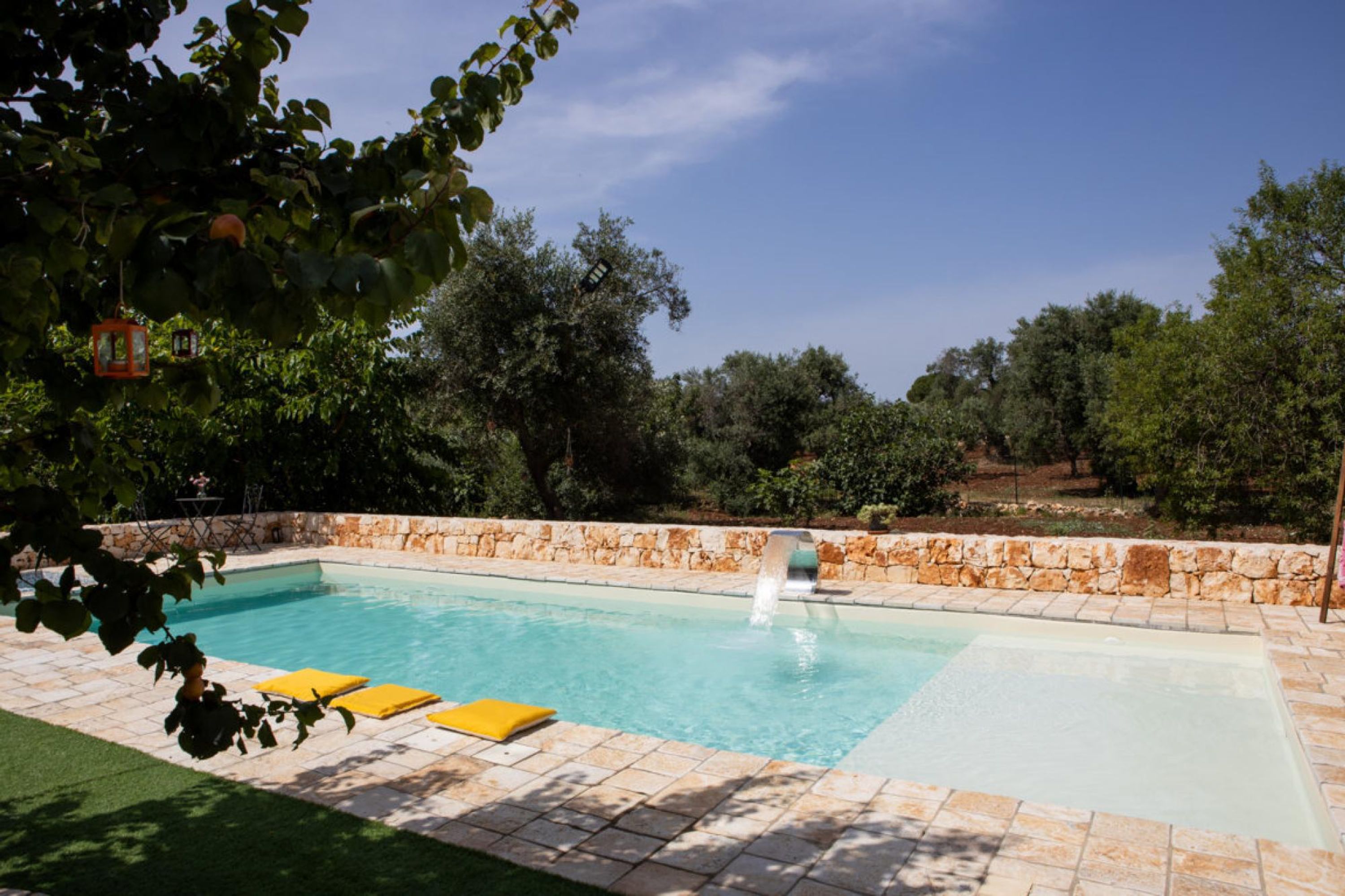 trullo nonna netta con piscina idromassaggio e area giochi.