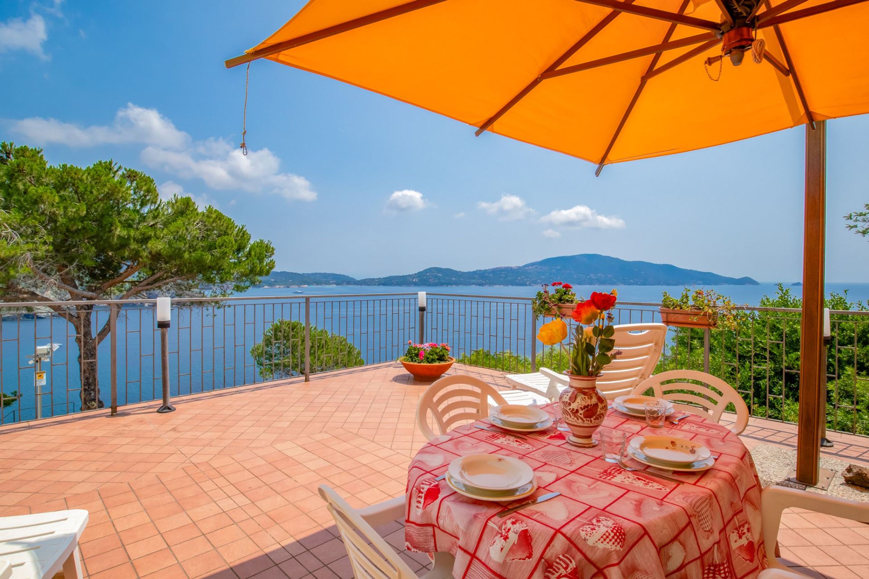 Tra i sogni e le stelle, Villa Capo Stella si erge maestosa sulla scogliera ed è abbracciata dall'atmosfera di Villa Capo Stella.