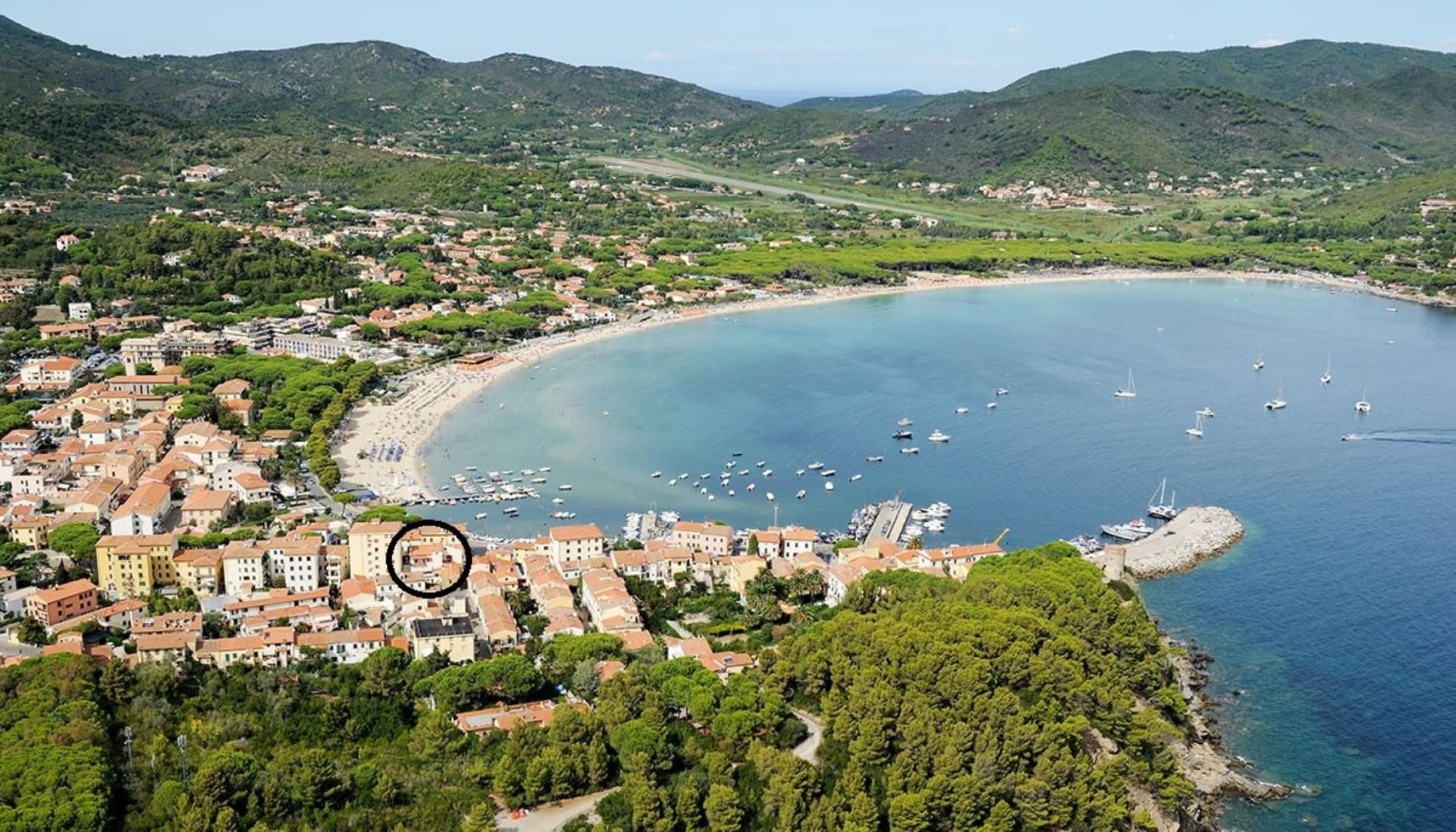 Ampio appartamento con terrazzo nel centro di Marina di Campo-ISOLA BLU