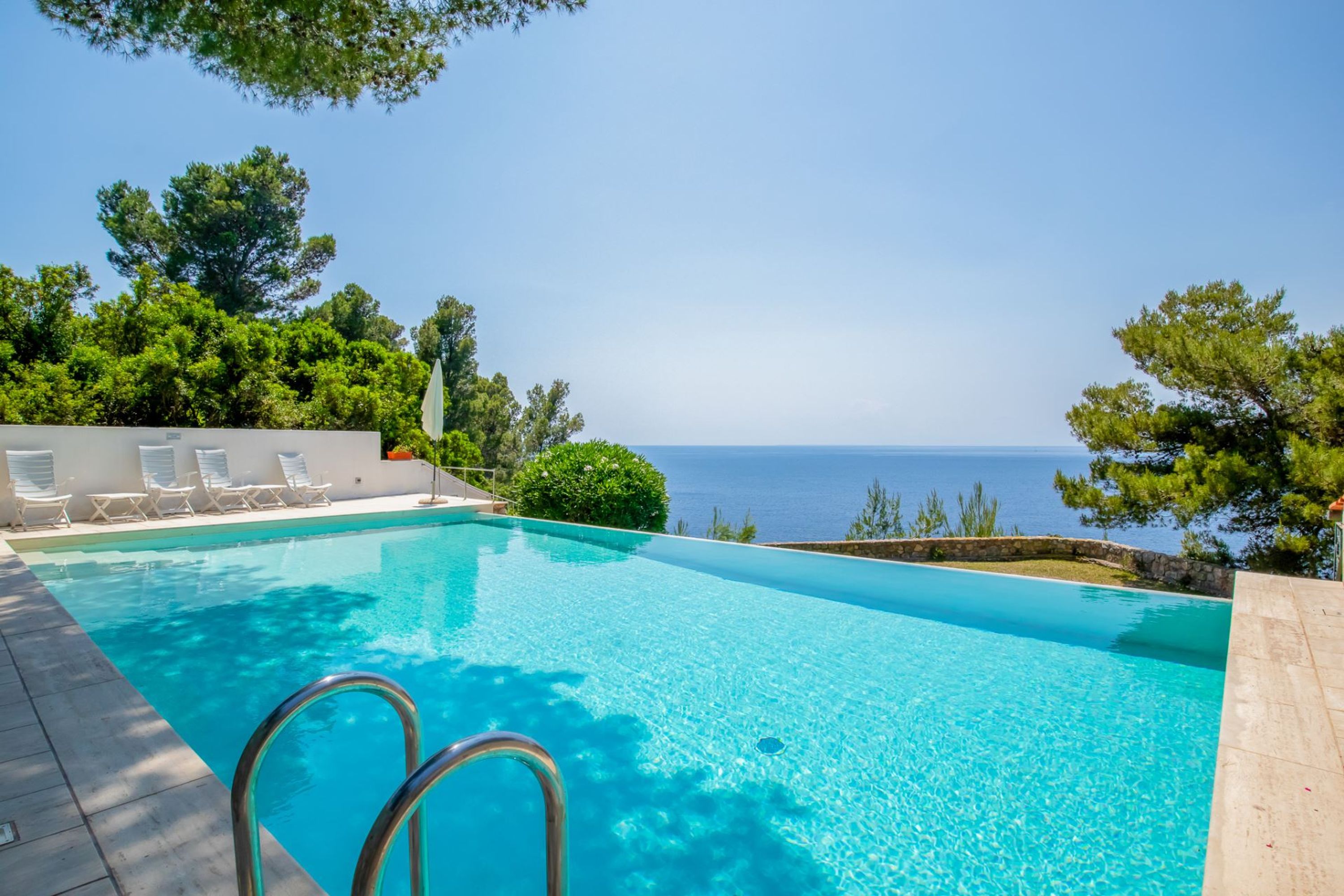 Villa con piscina a sfioro e accesso privato al mare-Villa Infinity pool