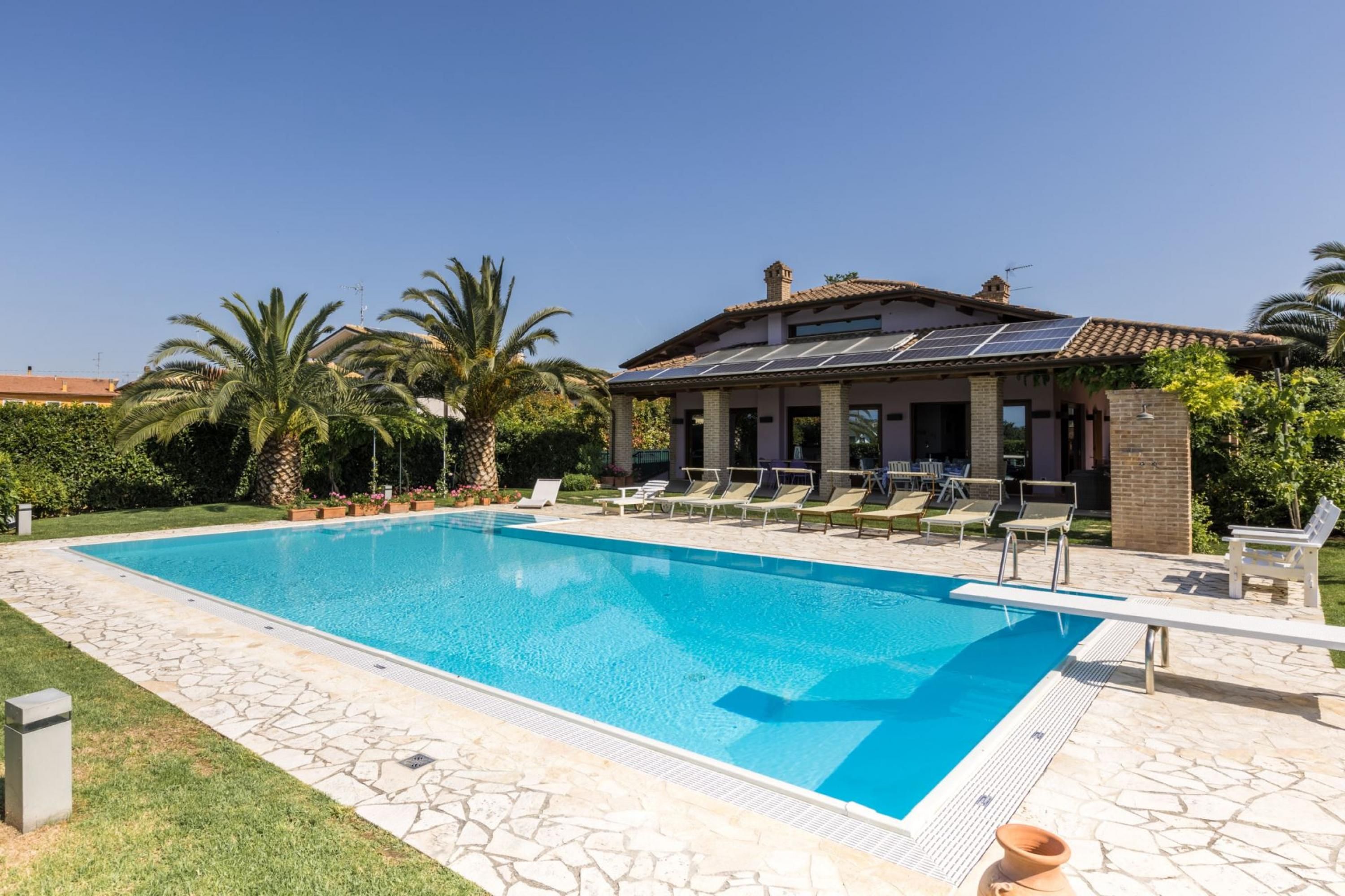 Elegante villa con piscina con zona idromassaggio, situata a San Costanzo, a soli 5 km dal mare-VILLA SARA