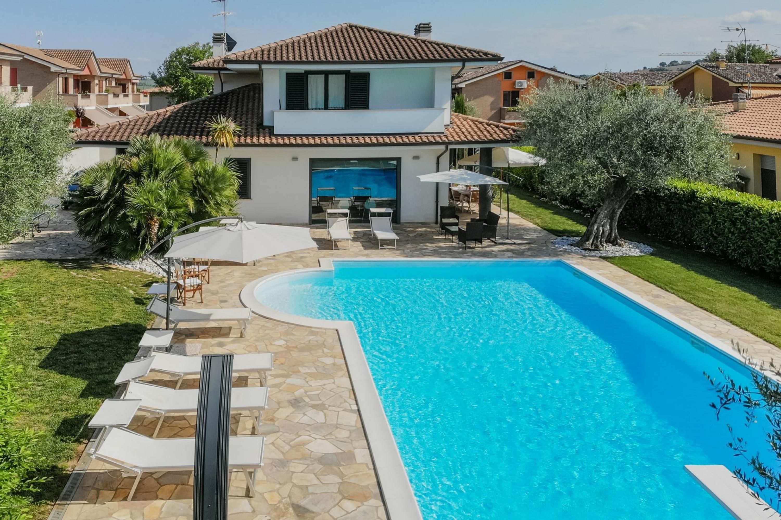 Bellissima ed elegante villa con piscina a Trecastelli, vicino Senigallia, a soli 12 km dal mare-VILLA PEPE