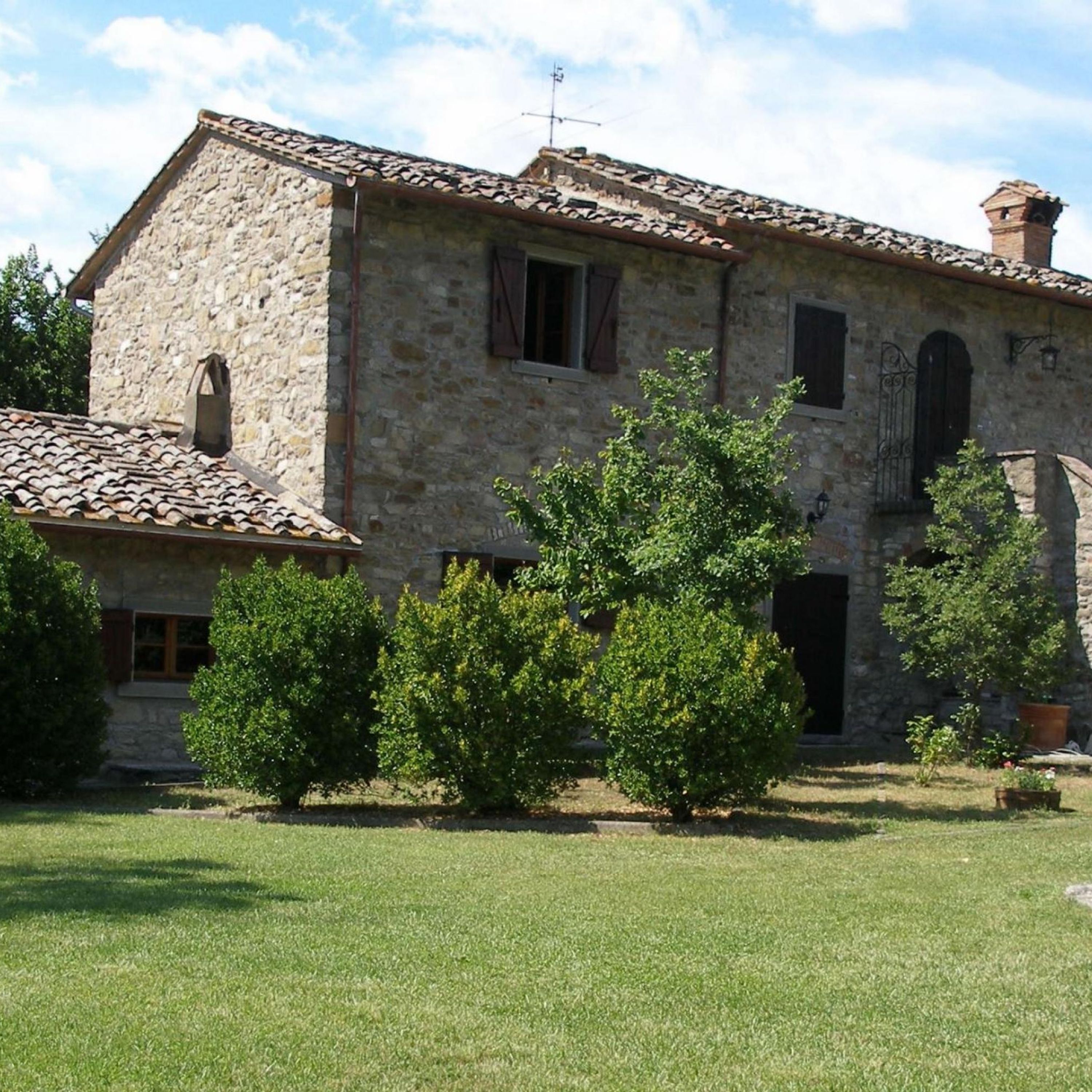 Casa di campagna con ampio giardino e piscina privata-Casa Chiara