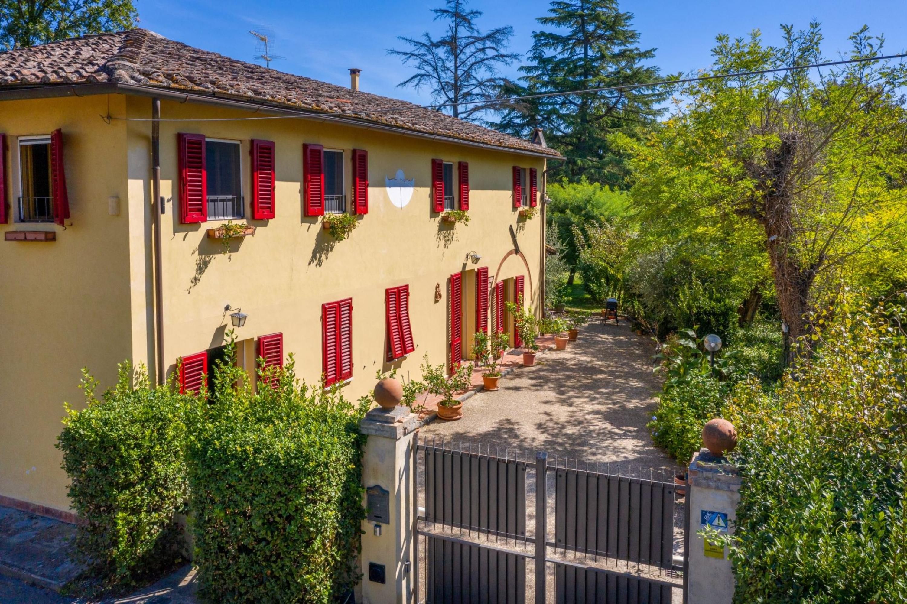 Agriturismo con piscina, giardino e Jacuzzi-Ginestraio a Santalbino