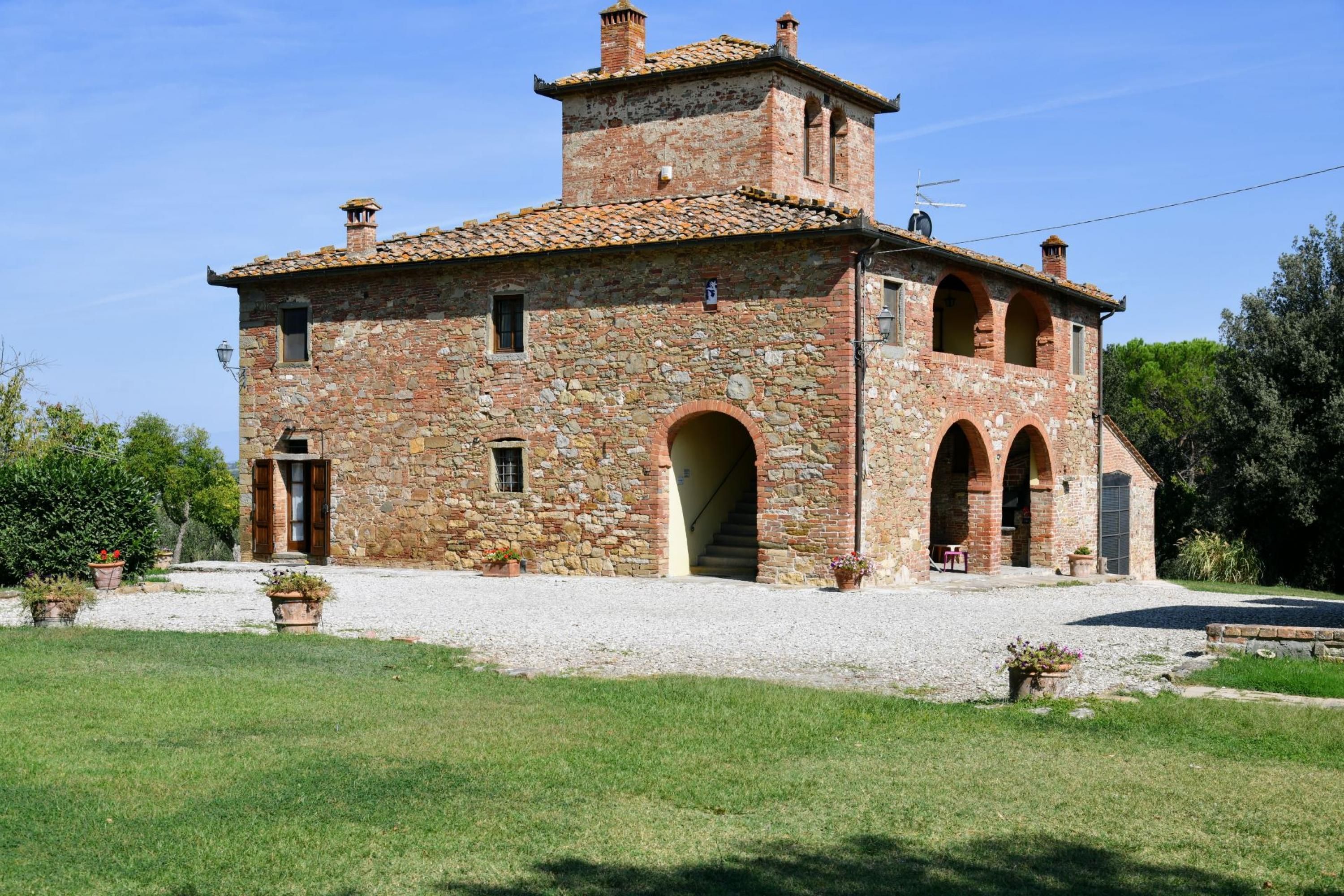 Casale toscano con piscina di acqua salata e vasca idromassaggio-Casale le Rondini