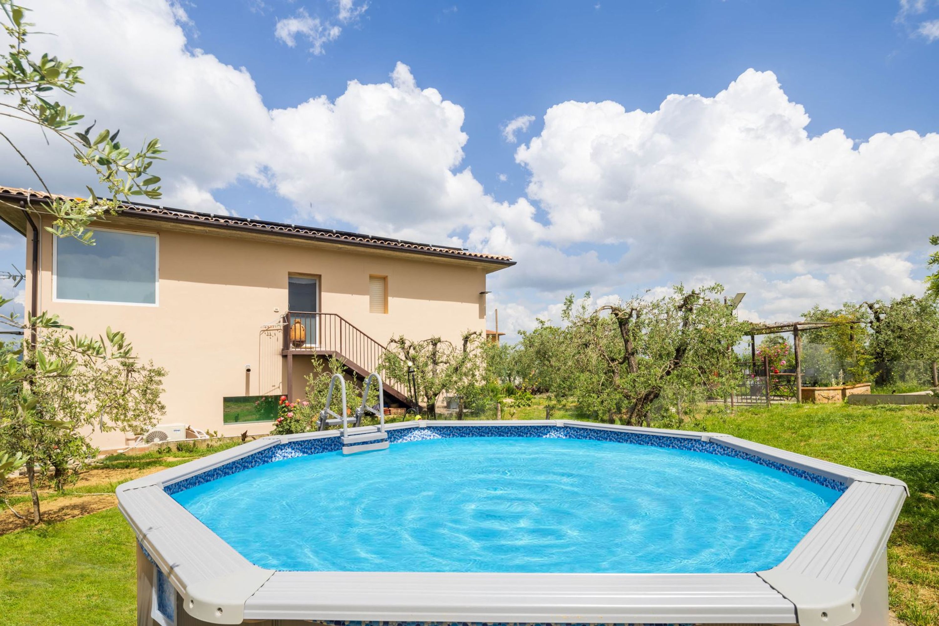 Porzione di villa bifamiliare con piscina privata-Villino Aurora