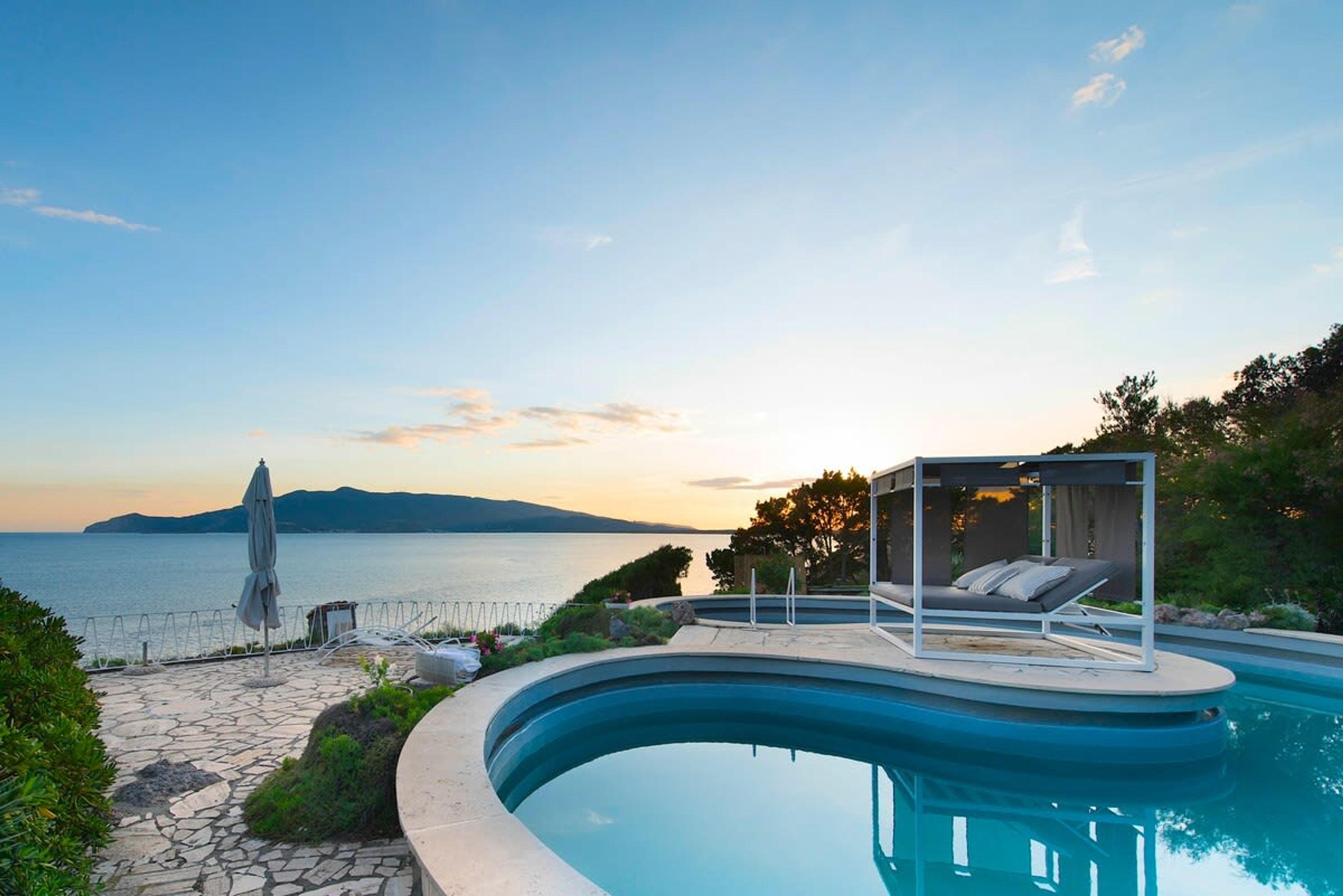 Mare degli Angeli Splendida villa mediterranea sul mare con giardino e piscina Quasi un paradiso