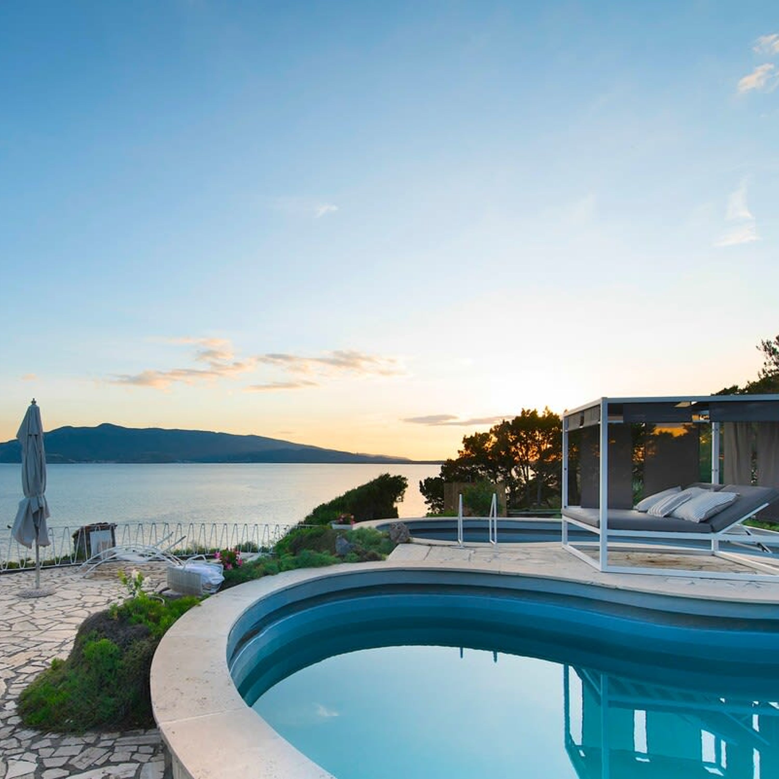 Mare degli Angeli Splendida villa mediterranea sul mare con giardino e piscina Quasi un paradiso