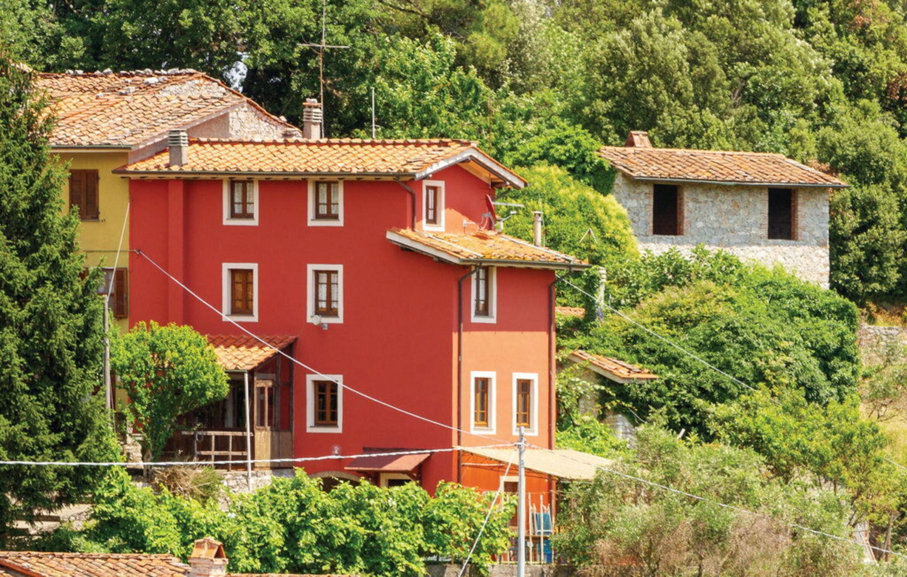 Casa Iris-Gombitelli, Camaiore