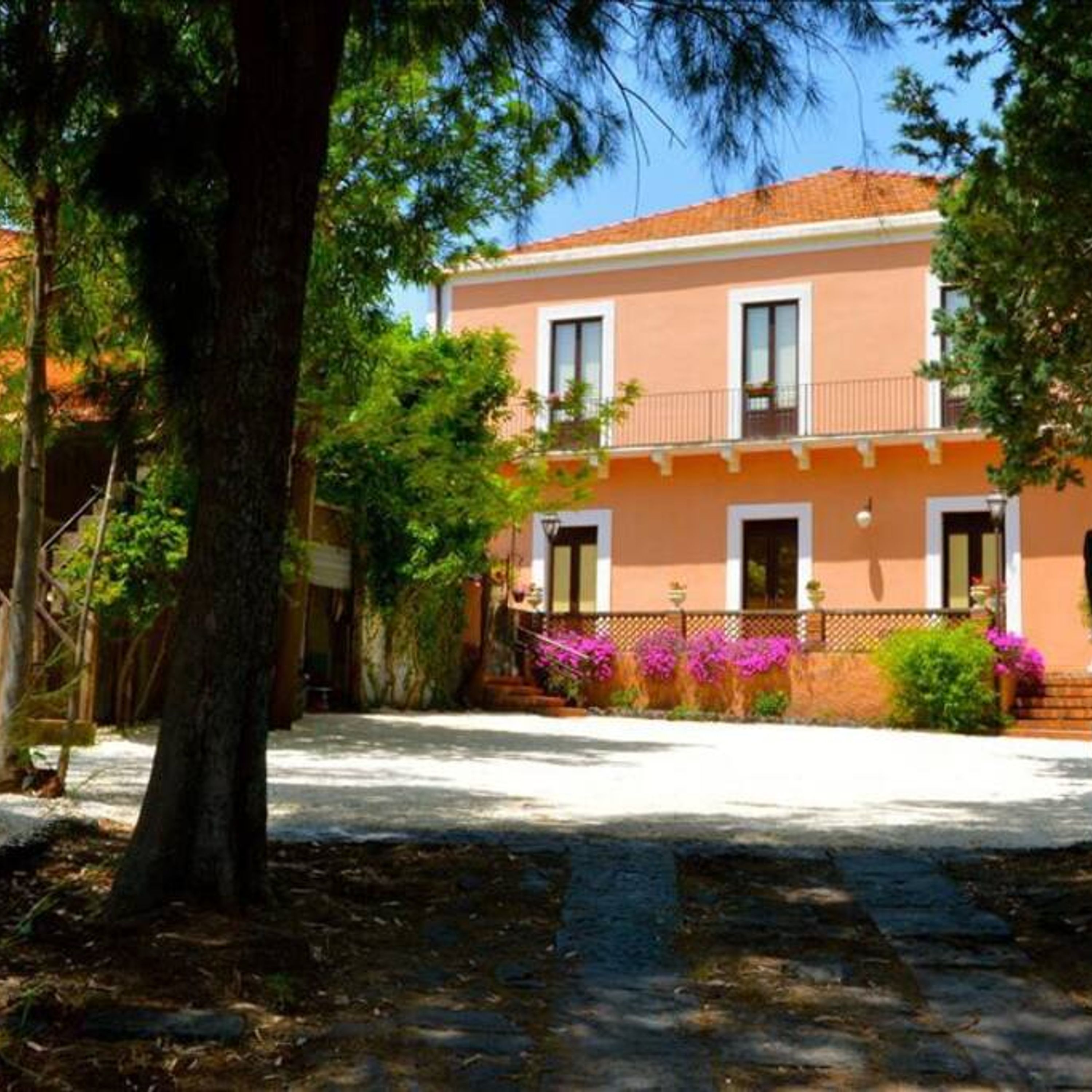 villa Bonaccorso casale splendida villa immersa nella natura ai-piedi dell' Etna