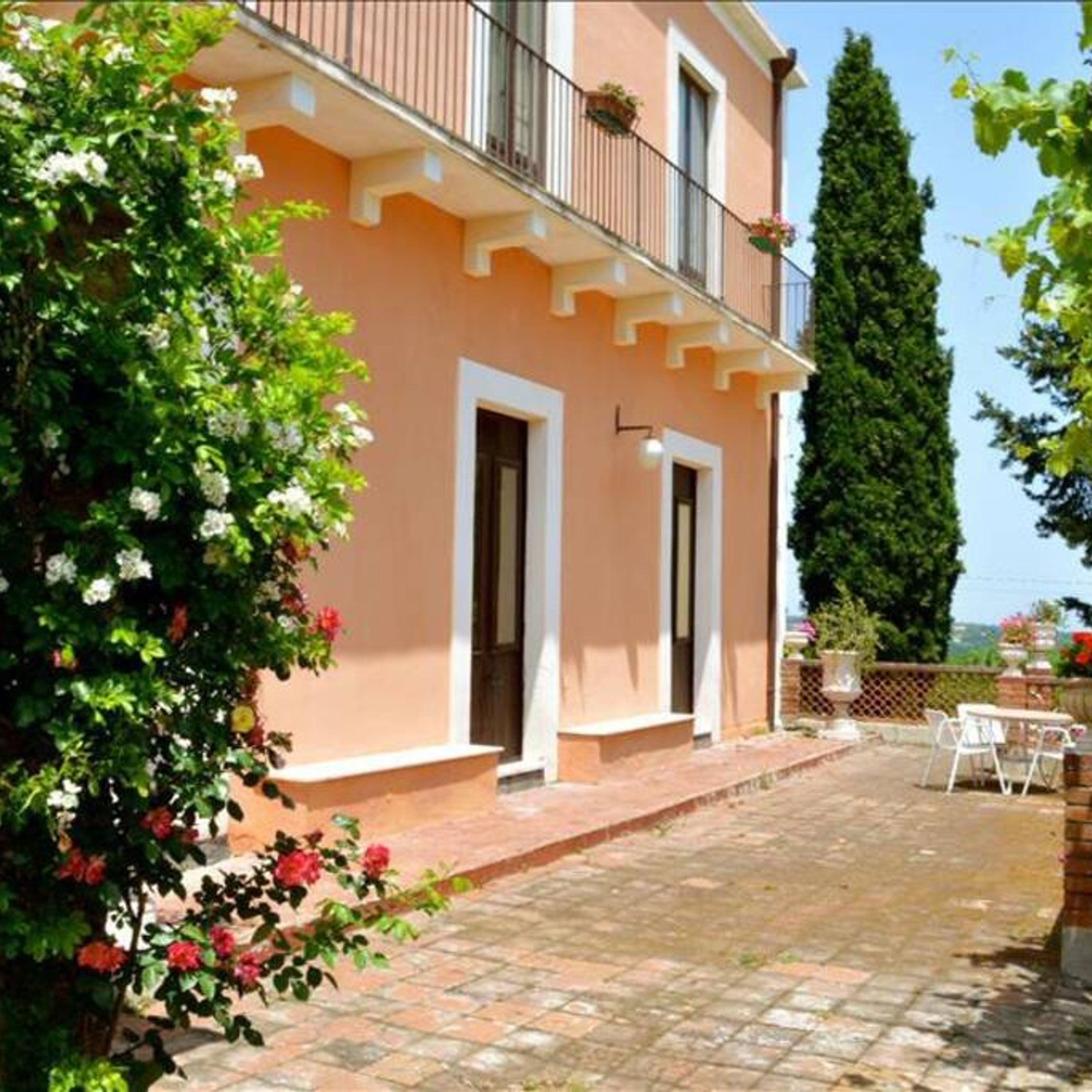 villa Bonaccorso la dimora immersa nella natura ai piedi dell' Etna