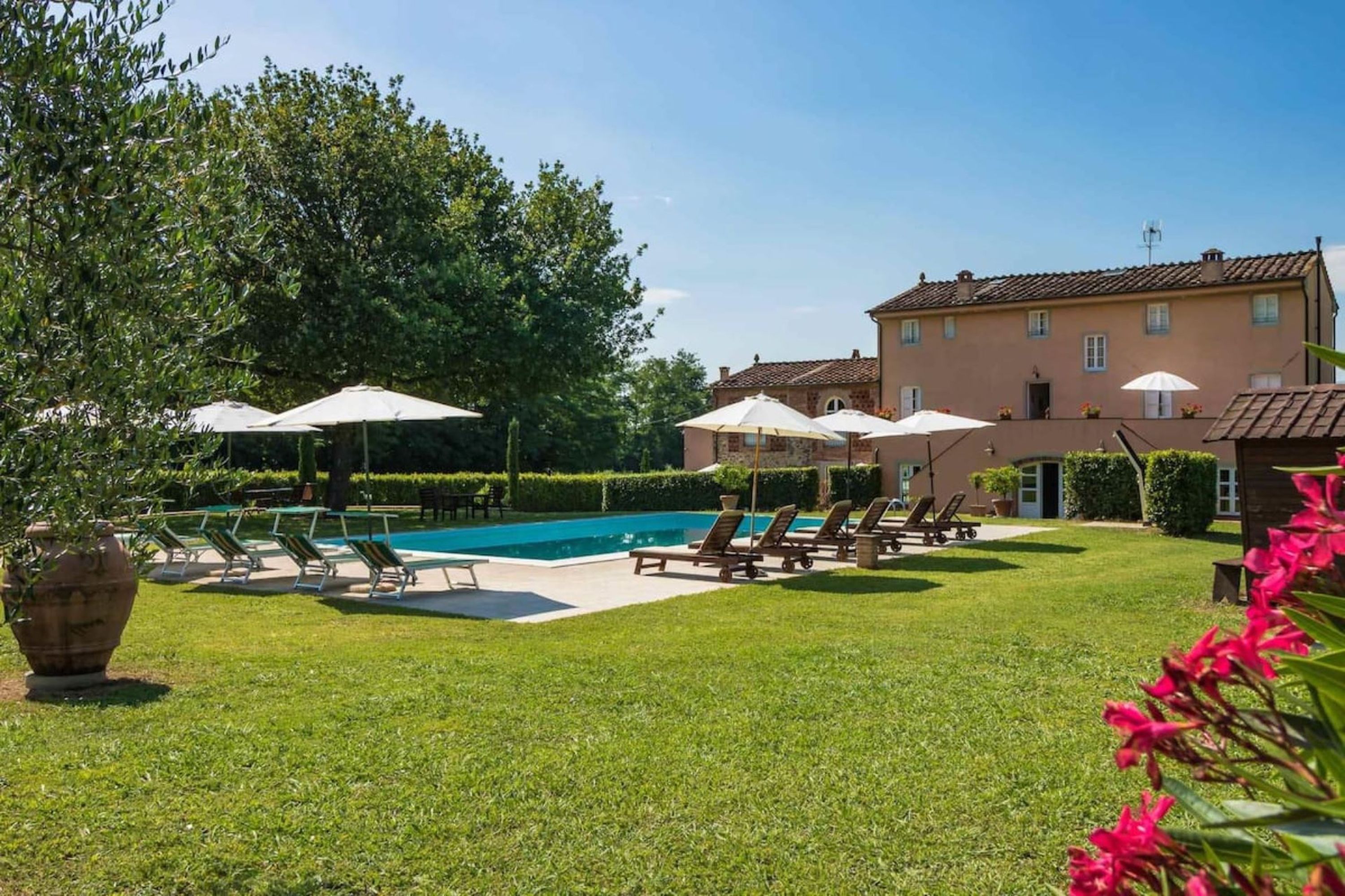 Villa spaziosa con prato recintato e piscina-Villa al Falchetto