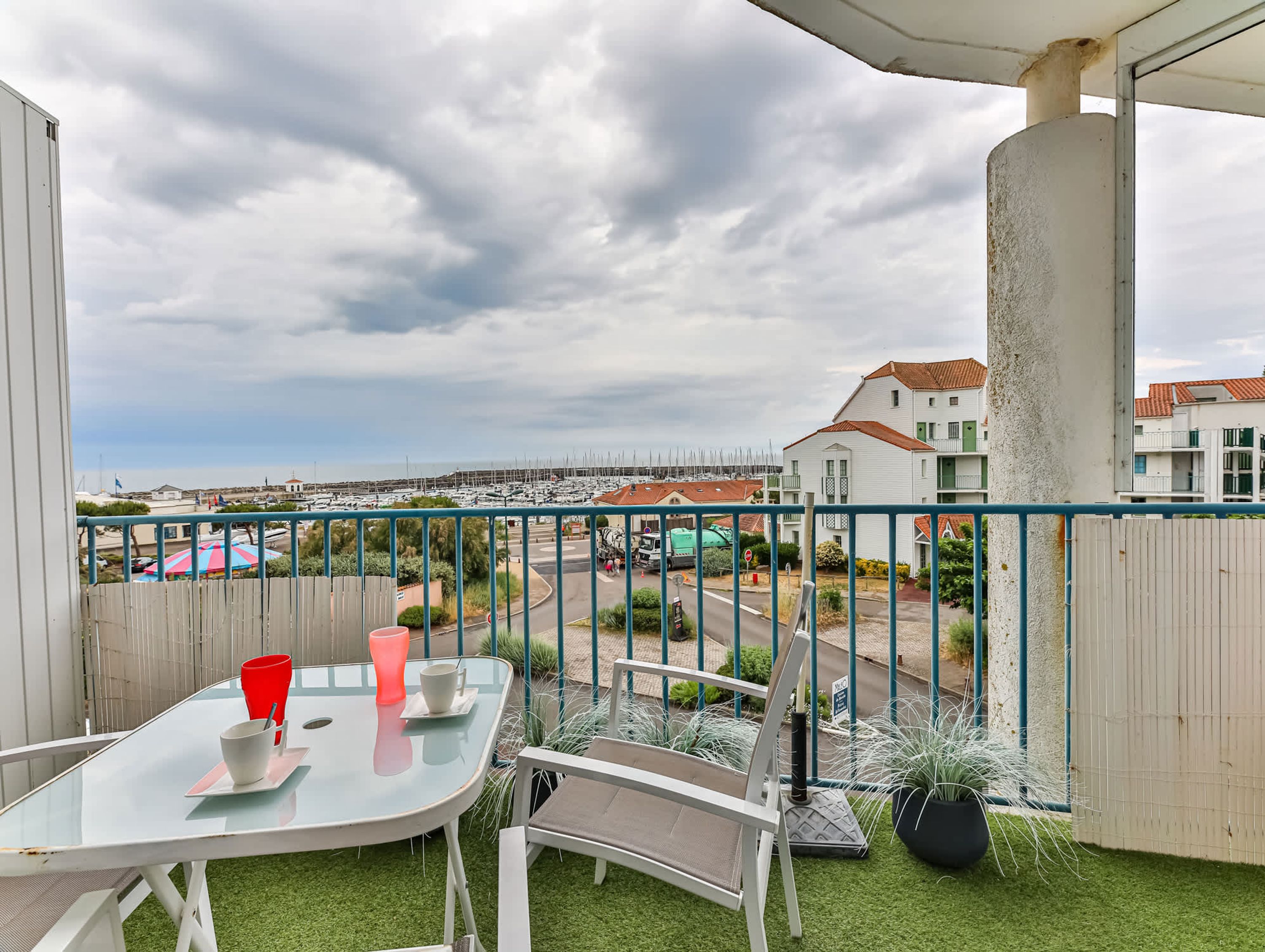Duplex 4   toiles  vue mer et port de plaisance