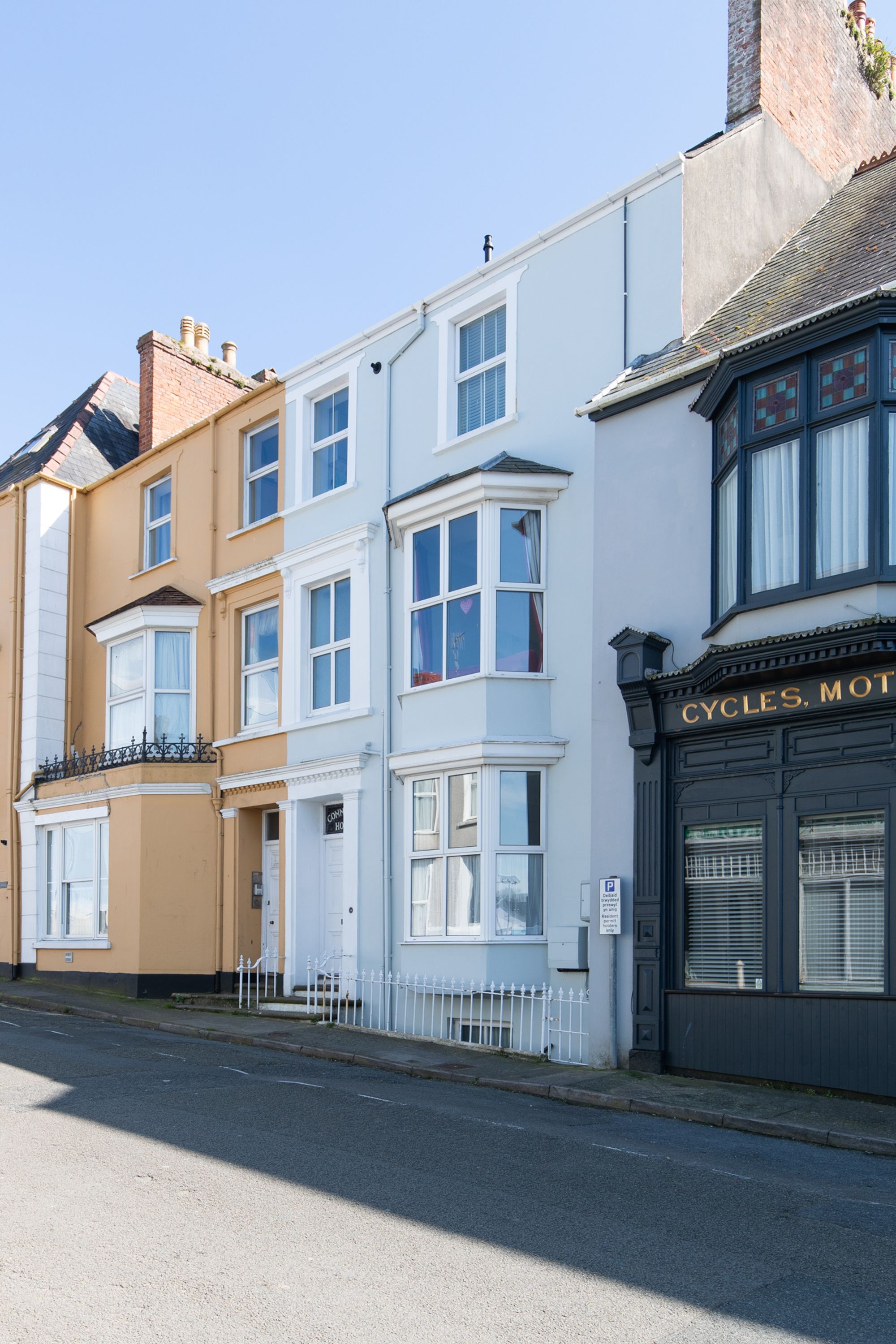 Connaught House - Central Location, Near the Beach