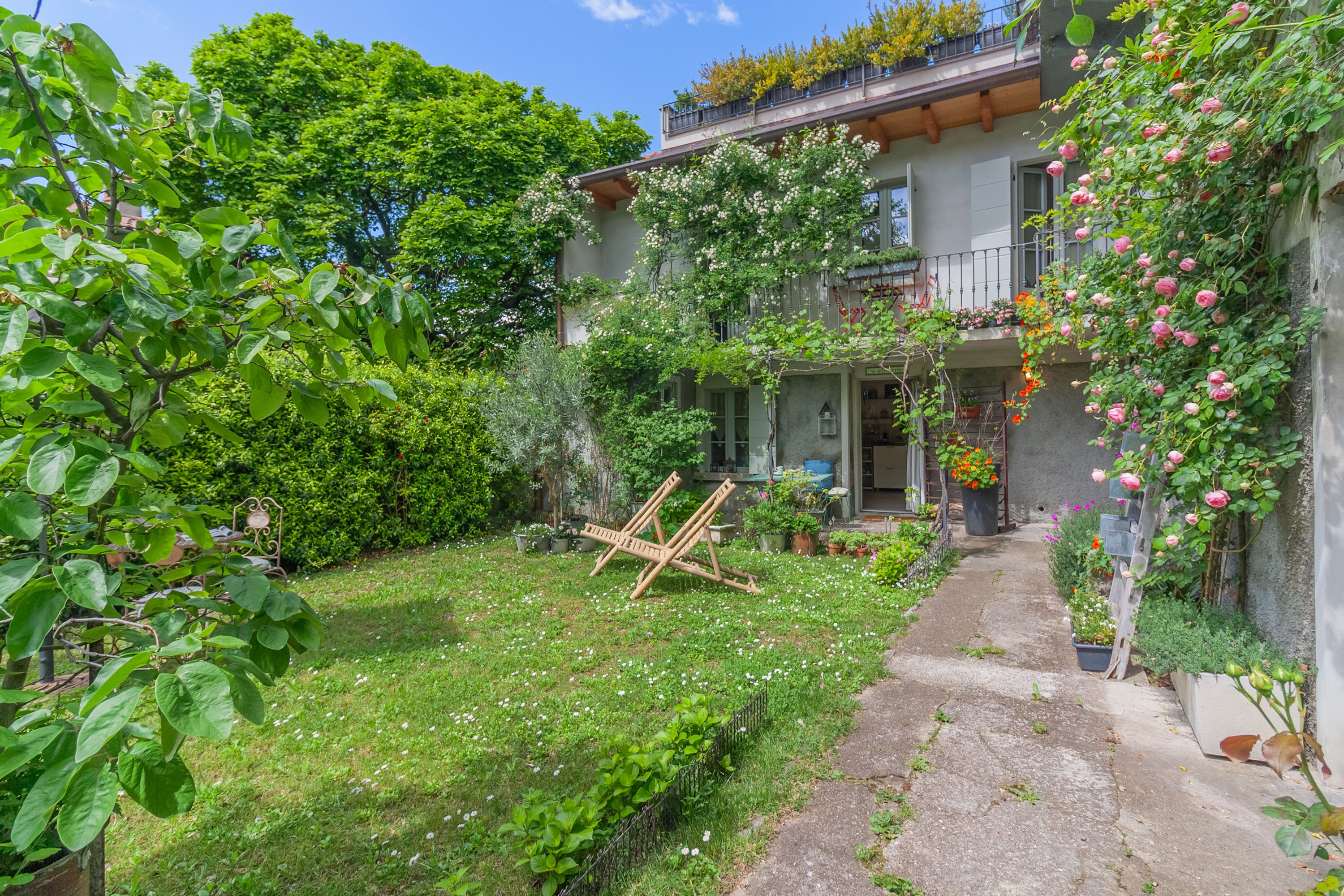 Casa con giardino verde a Lierna