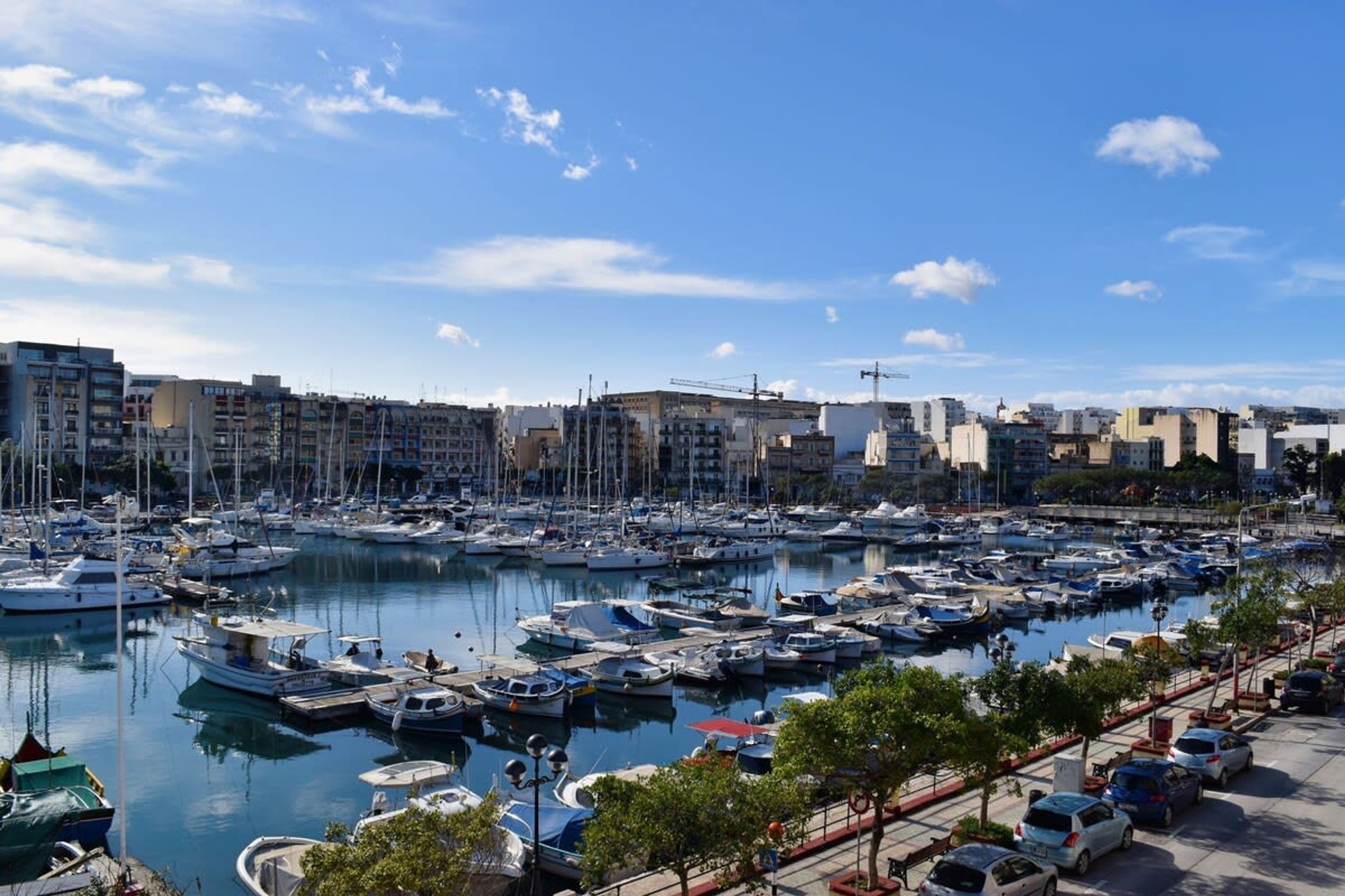 Bright and Central 2 Bedroom with Harbour view