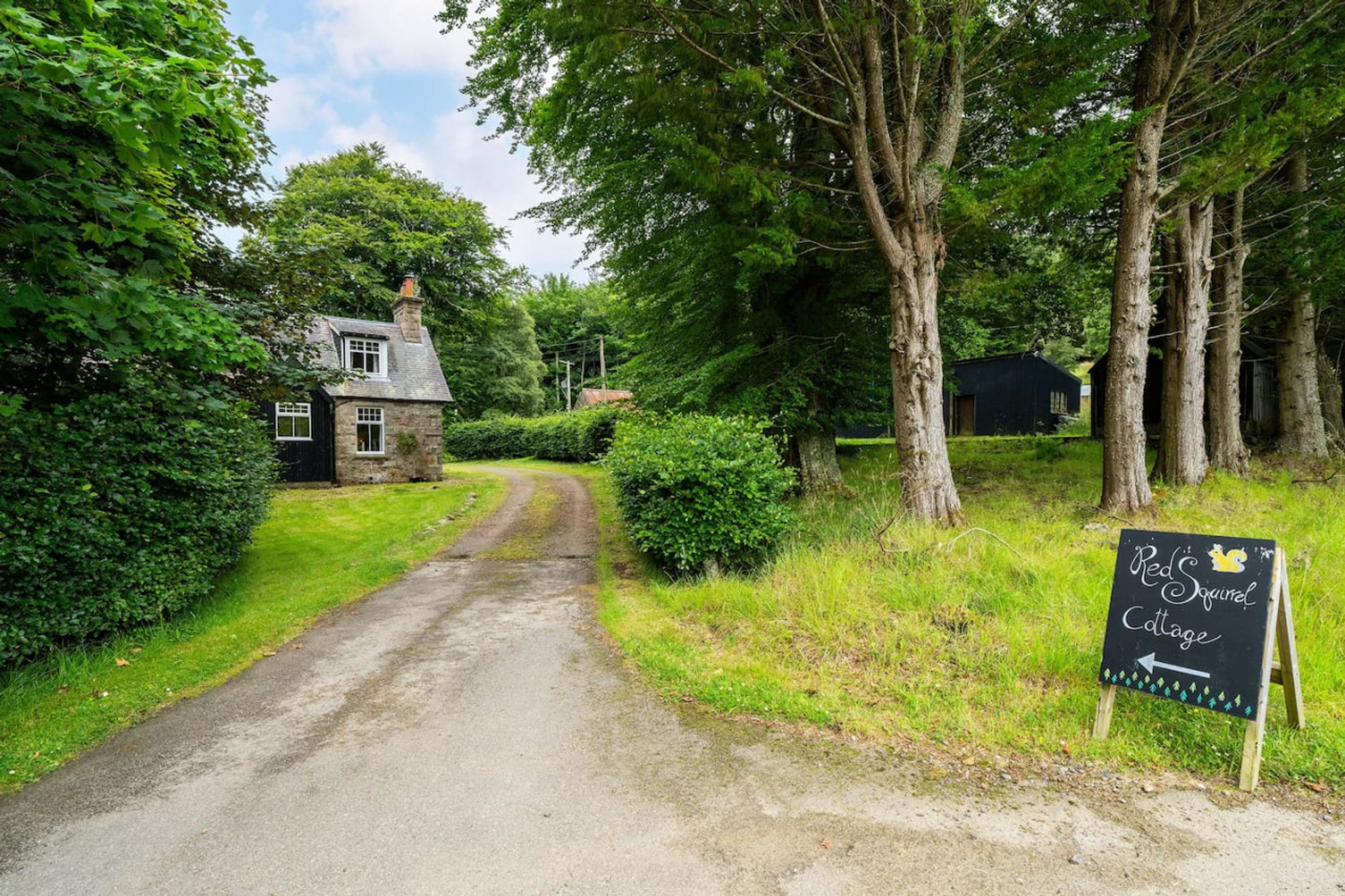 Red Squirrel Cottage, Pet Friendly Family Adventure Retreat in Aberdeenshire