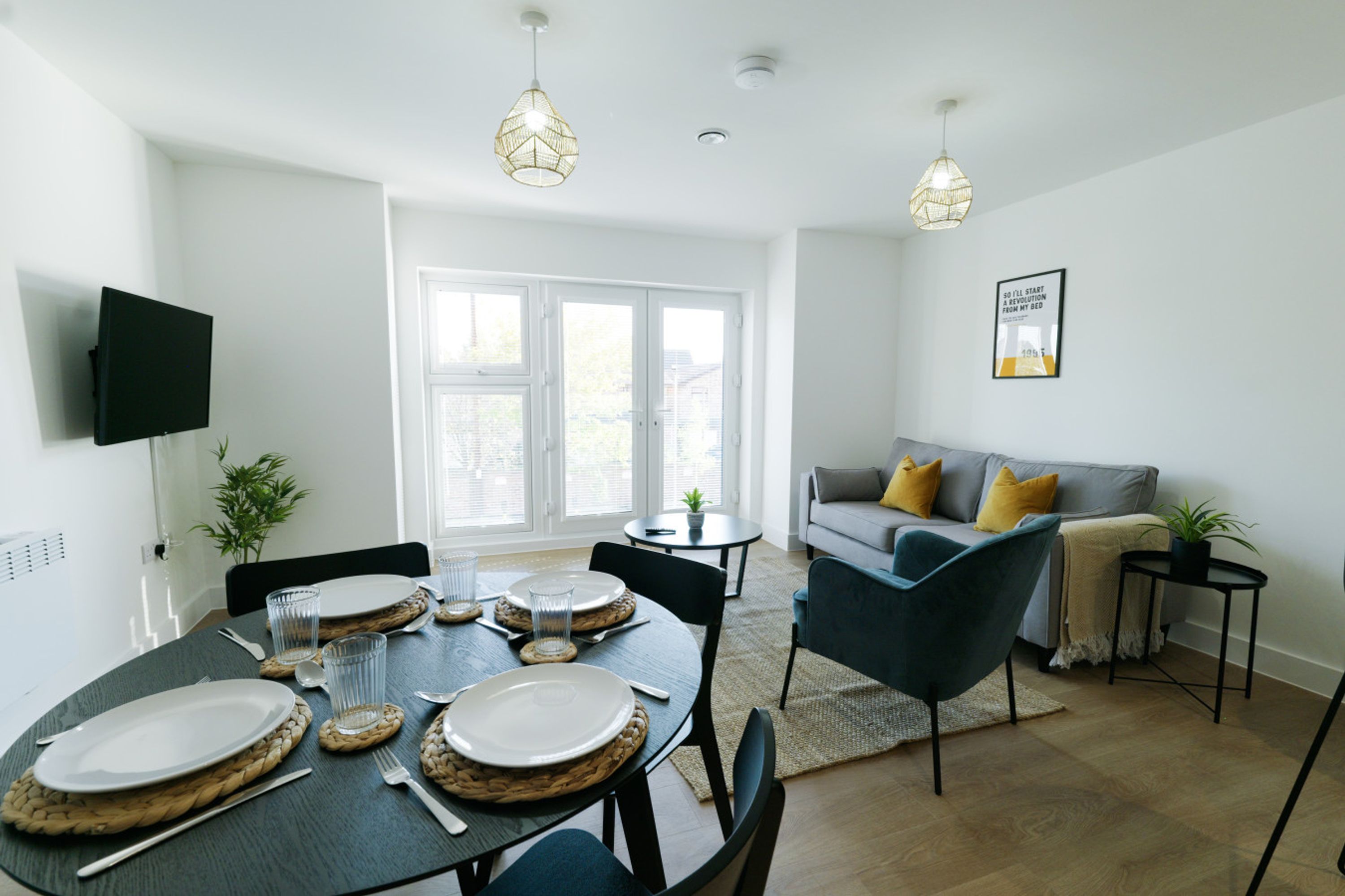 Heald Green Flat Near Airport & EV Charger- Yellow