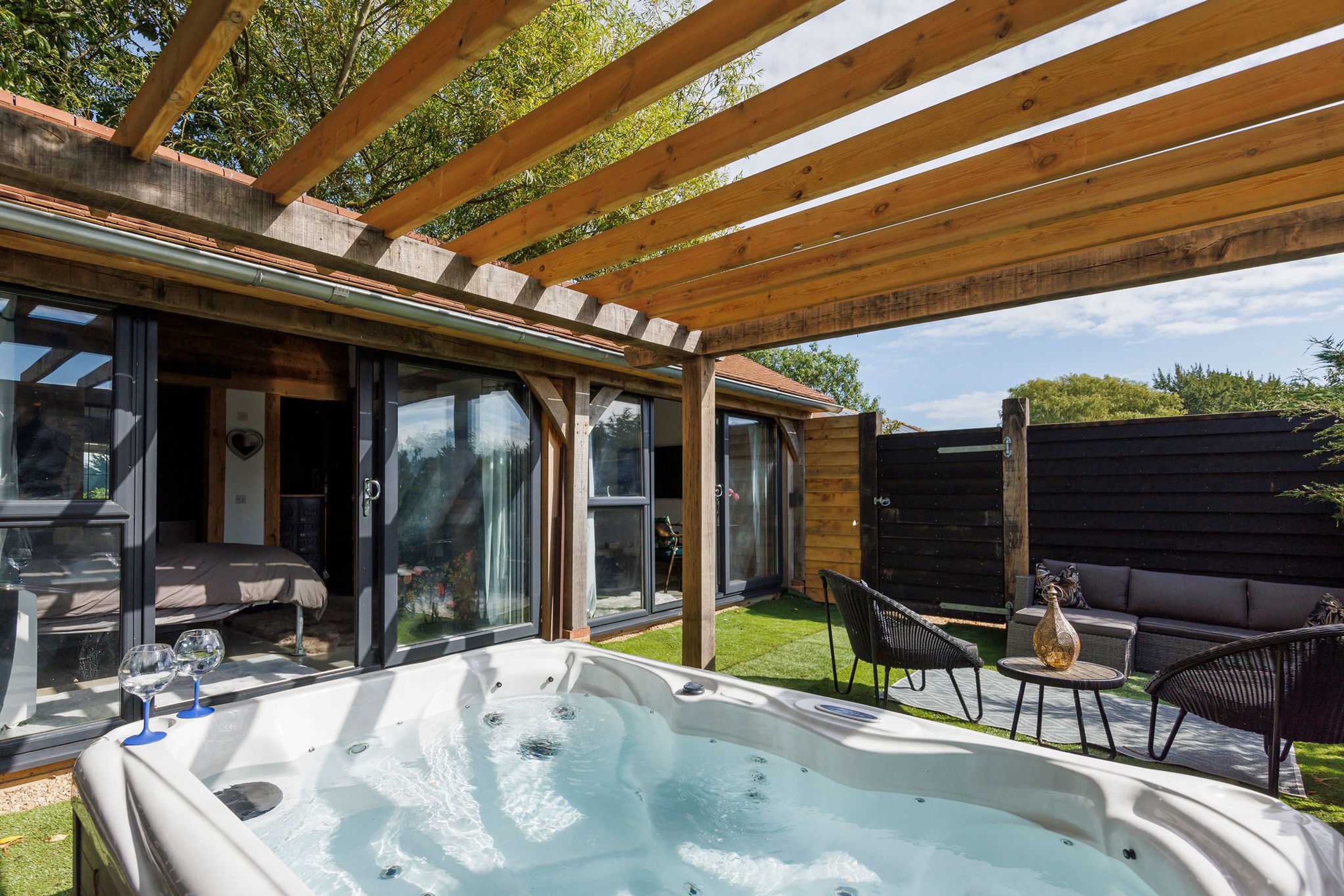 Romantic Countryside Lodge with Hot Tub