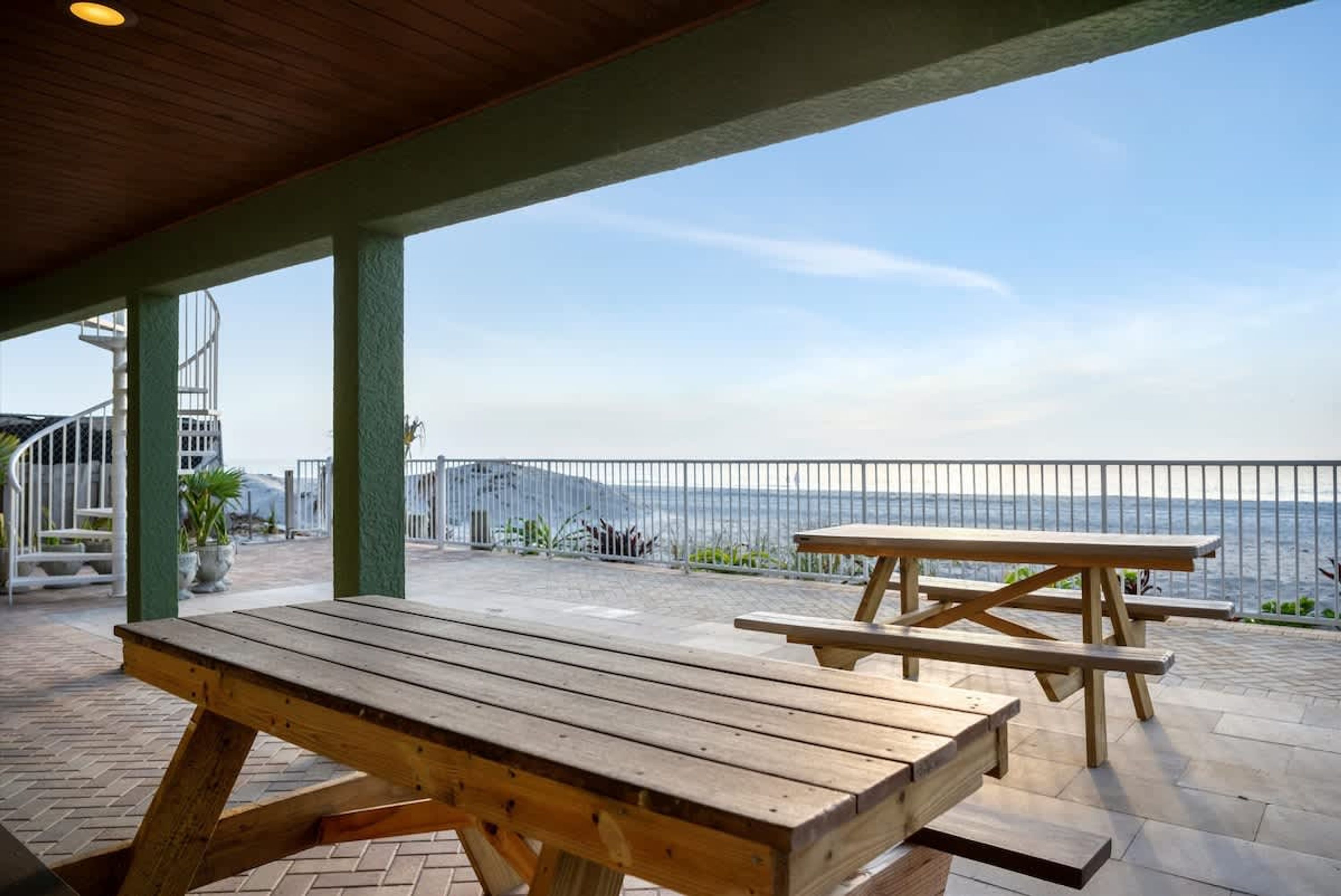 Stones Throw Beachfront Family Suite 3 VIEWS