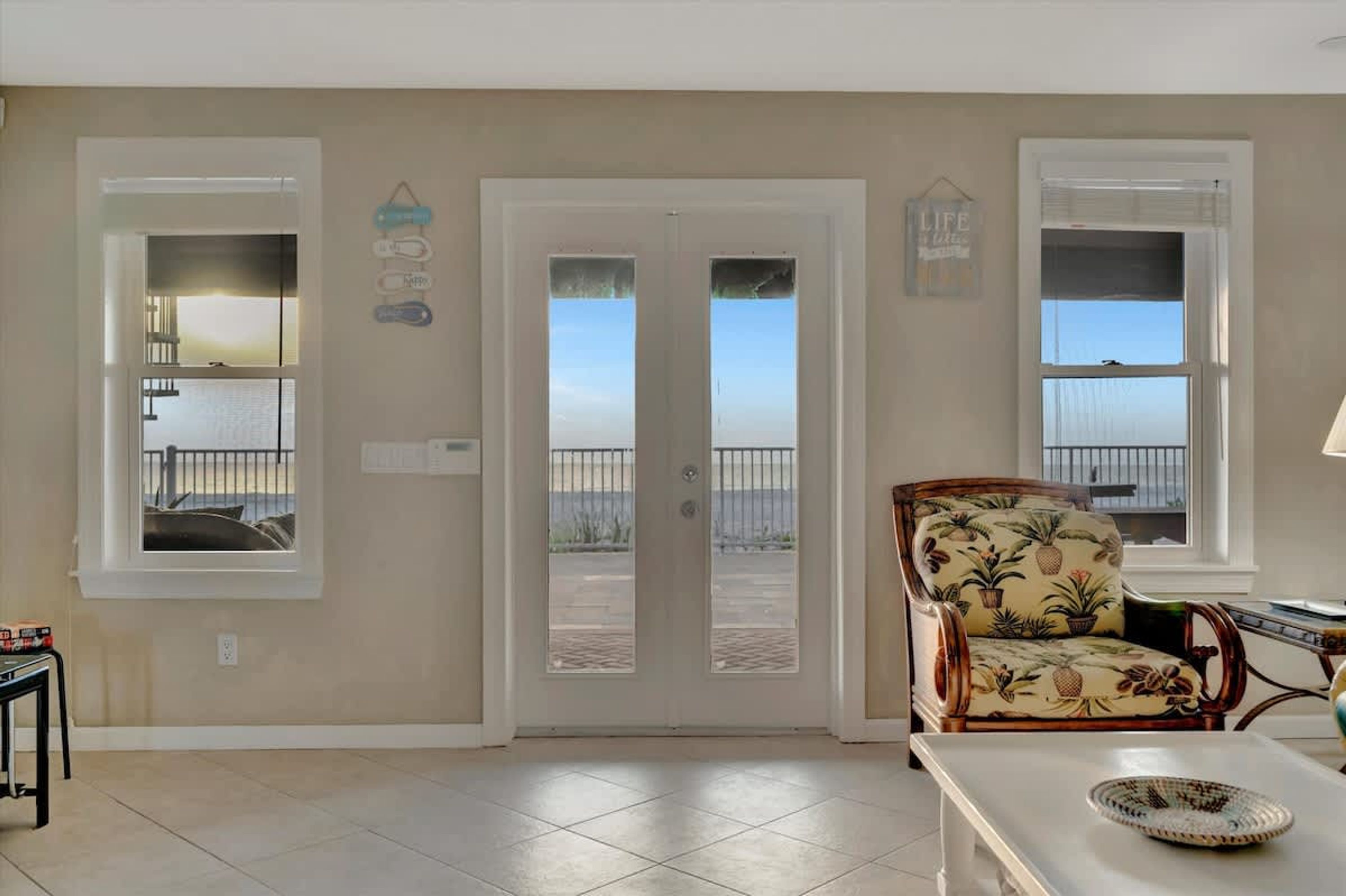 Stones Throw Beachfront Family Suite  3 VIEWS