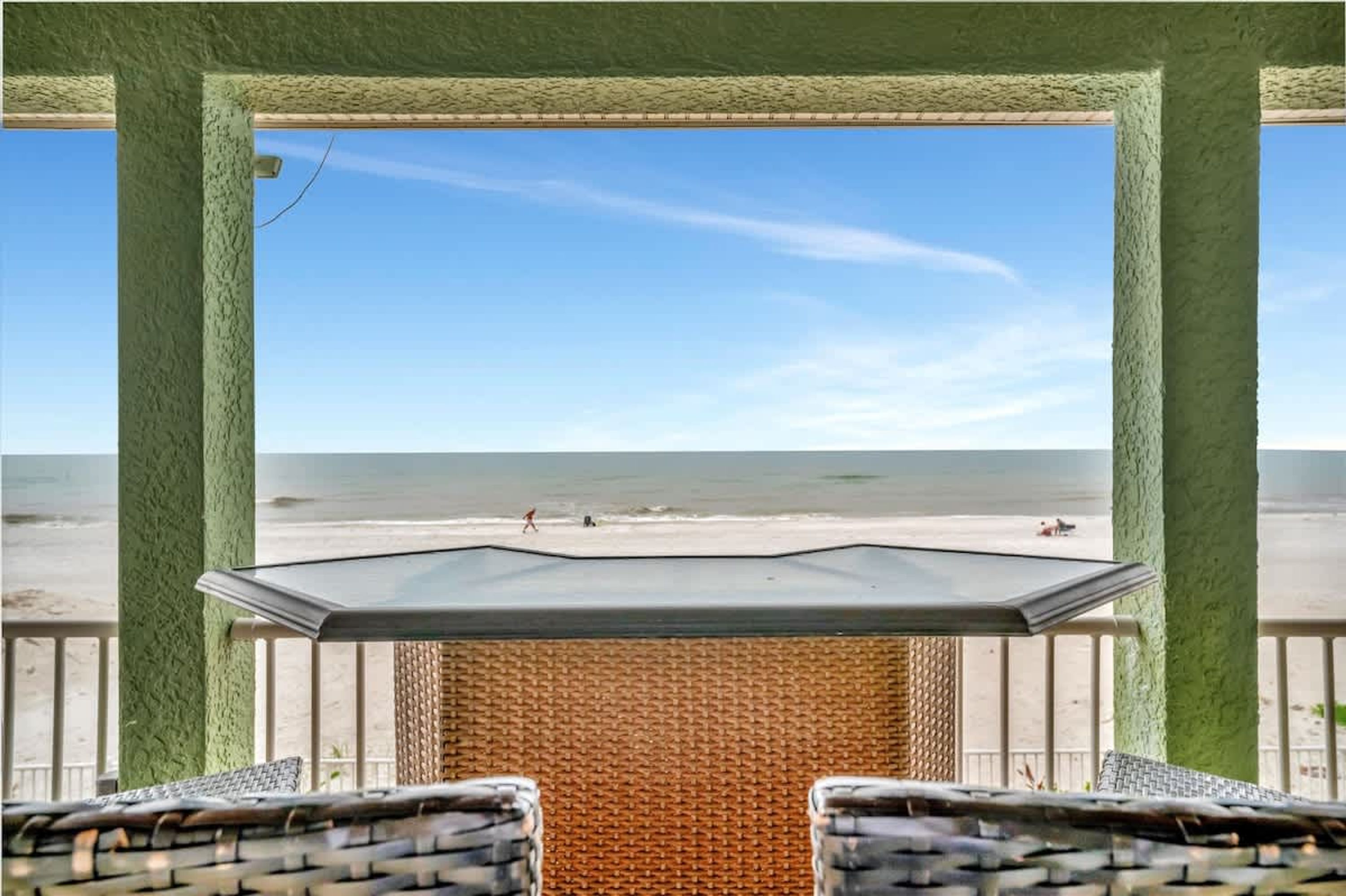 Stones Throw Beachfront Premier Suite  4 VIEWS