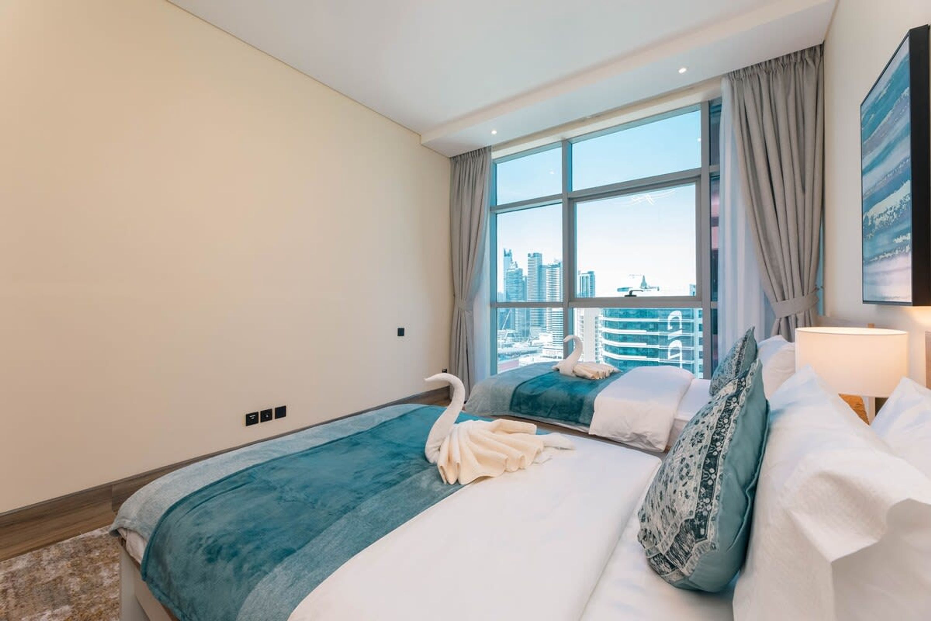 Curated visual reference: Gallery Detail: Lux Apt W Gorgeous Canal Views 2Br 2 5Ba
