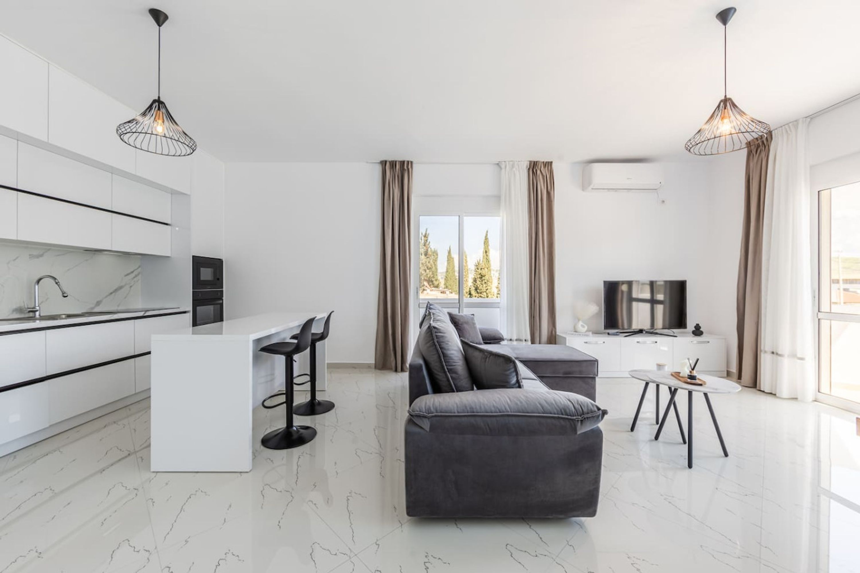 Bright Modern Apartment with Balcony Views | Golem