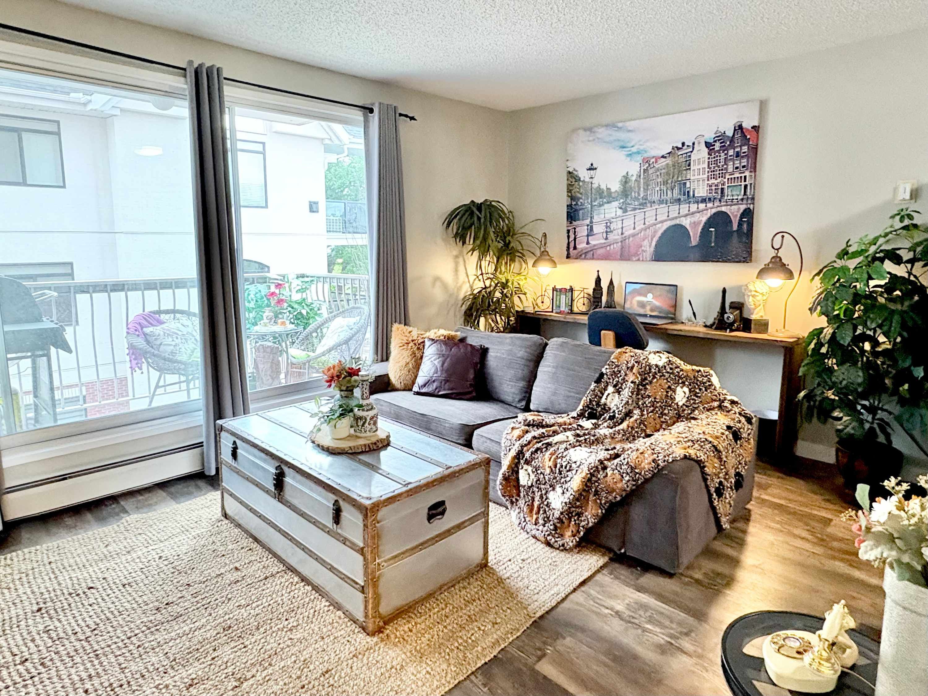Stylish Downtown Edmonton Condo with Balcony Full Kitchen Gym Access