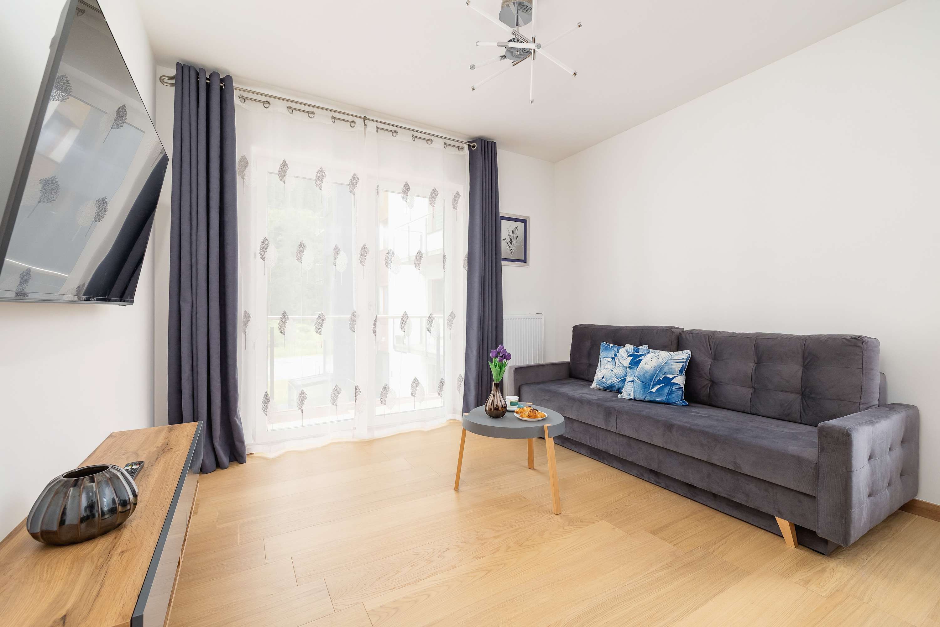 Ustro ska 18B Wis a Modern Apartment Balcony Smart TV WiFi