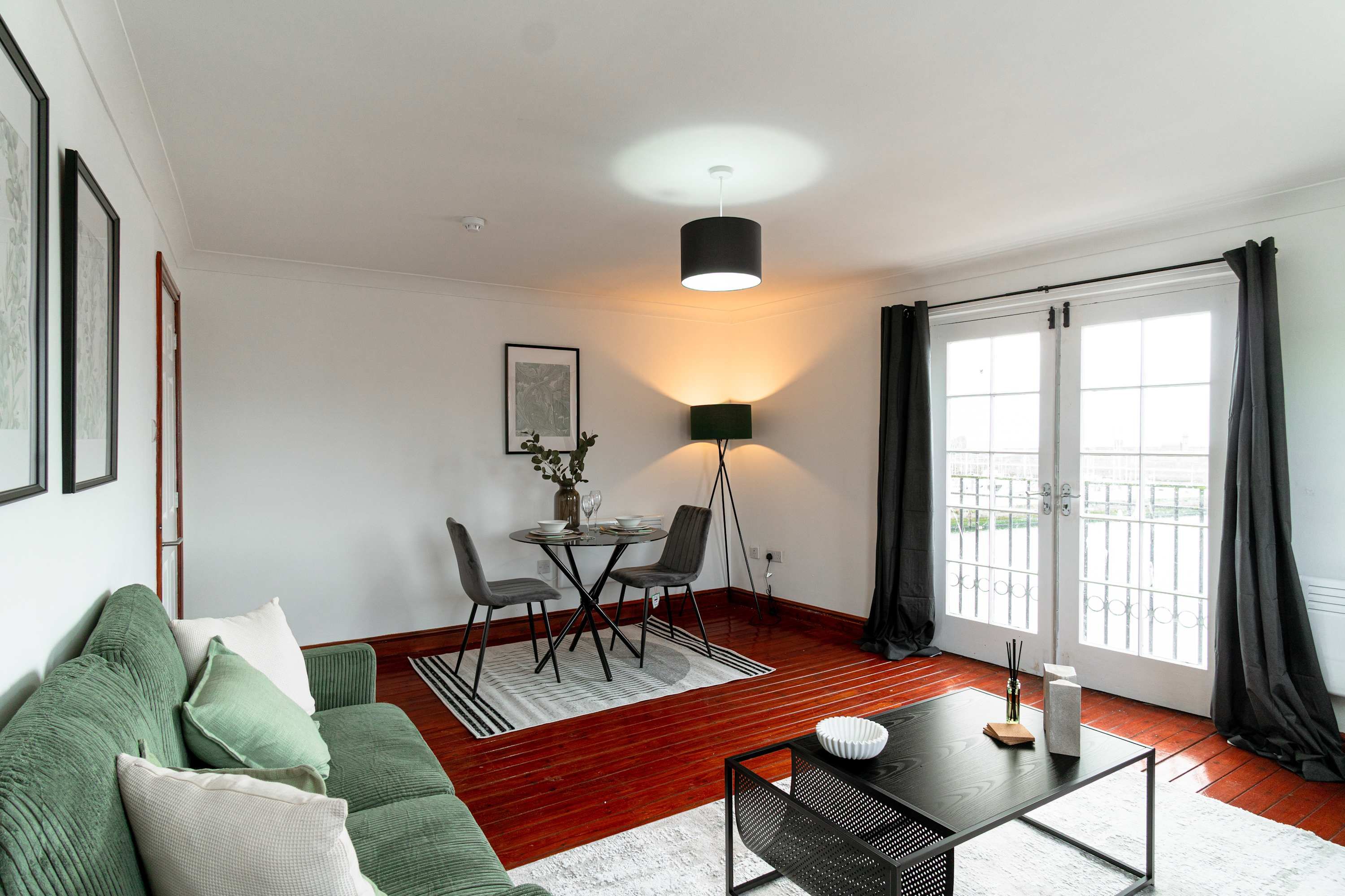 Spacious 1 Bed Harbour-side Apartment with Balcony